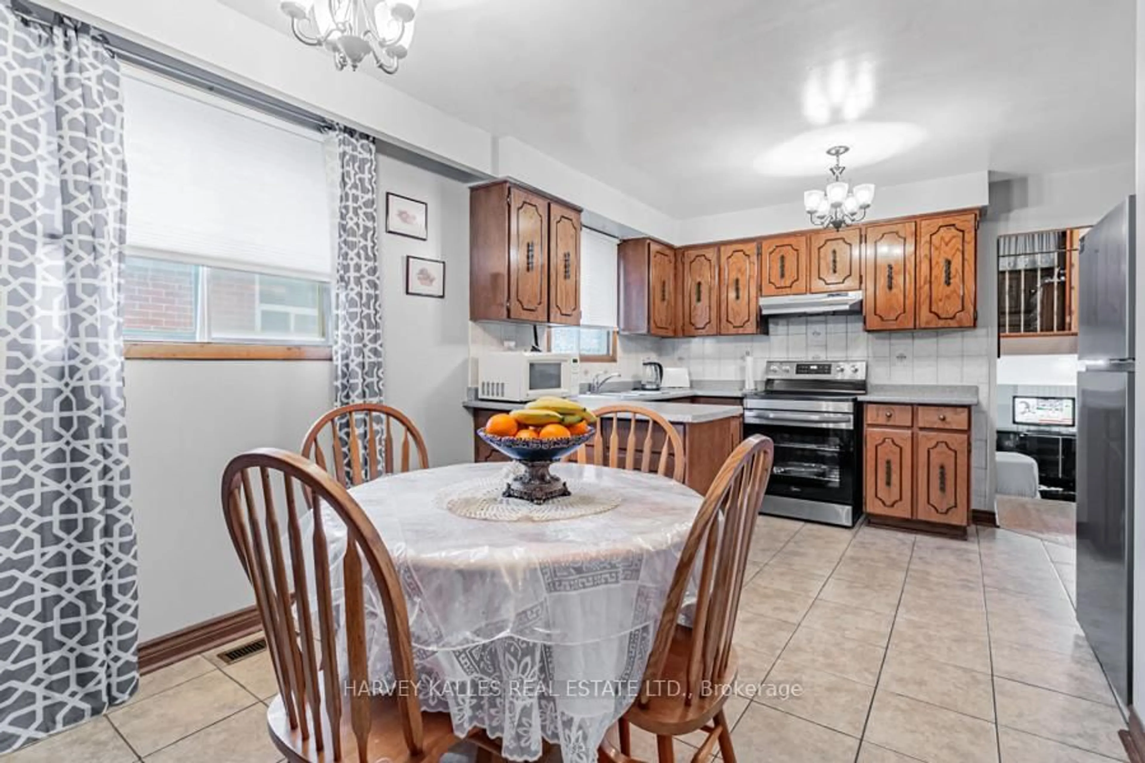 Standard kitchen, ceramic/tile floor for 33 Tolton Dr, Brampton Ontario L6V 2P9