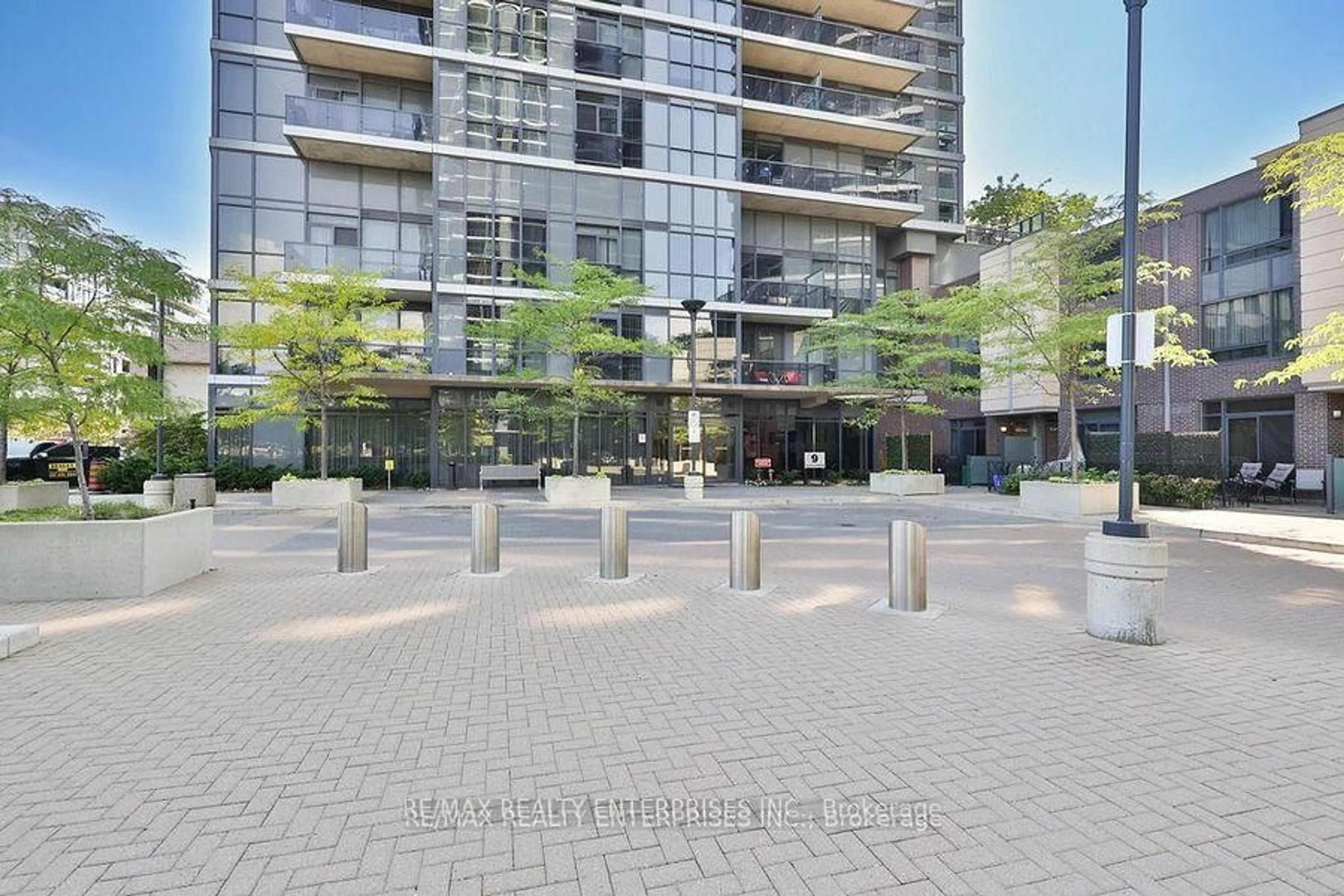 Patio, street for 9 Valhalla Inn Rd #306, Toronto Ontario M9B 1S9