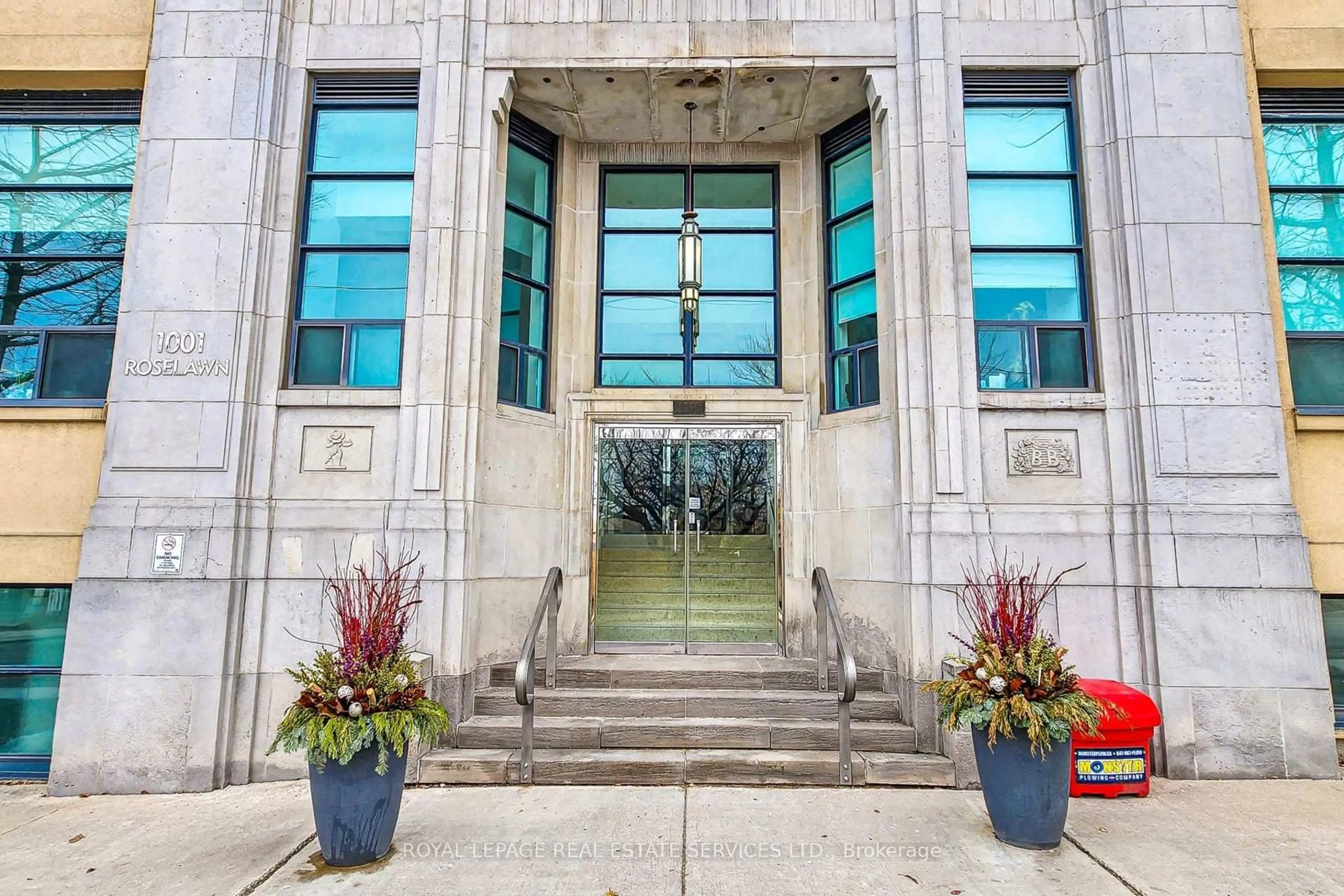 Indoor foyer for 1001 Roselawn Ave #205, Toronto Ontario M6B 4M4