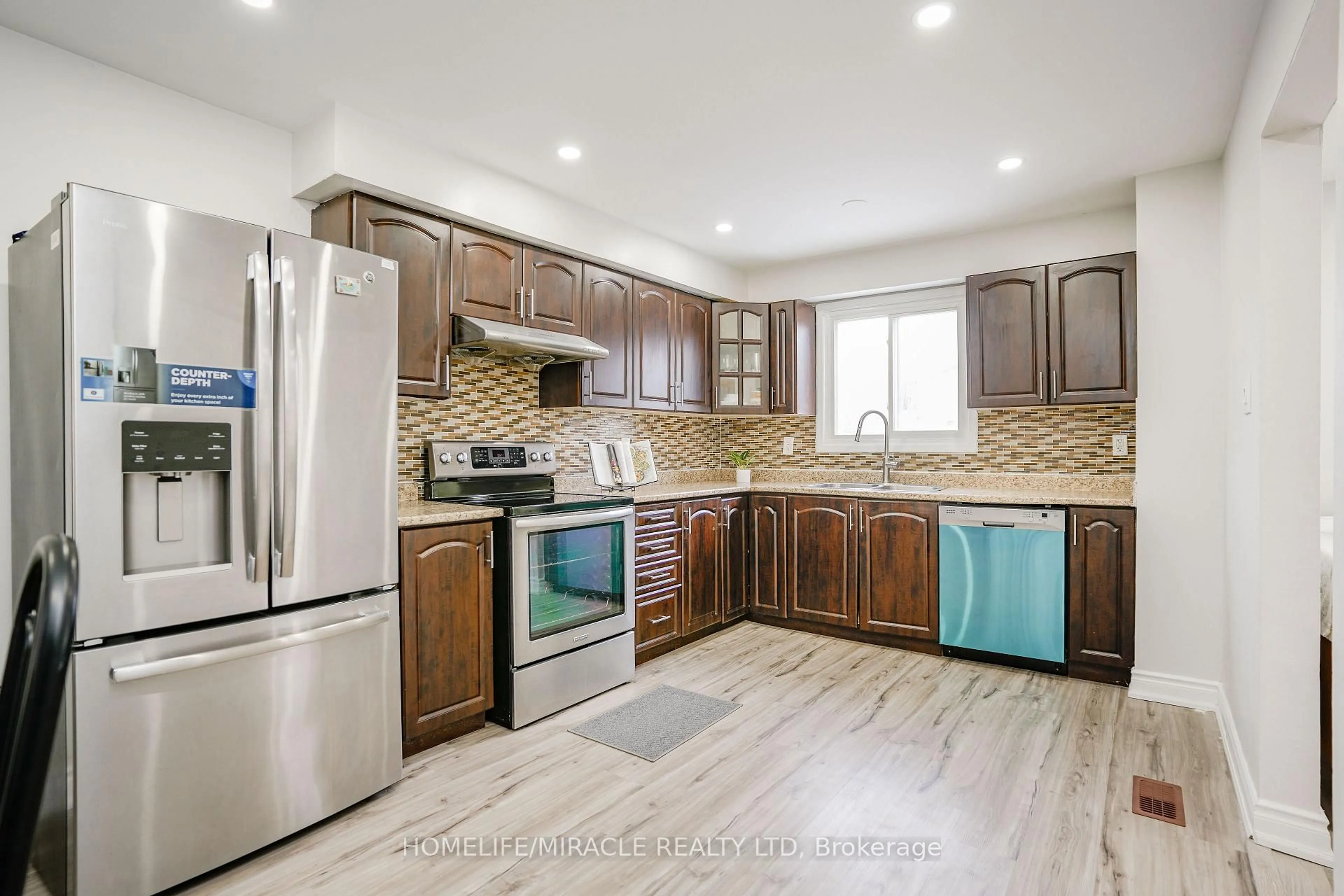 Open concept kitchen, unknown for 15 Heatherside Crt, Brampton Ontario L6S 1N9