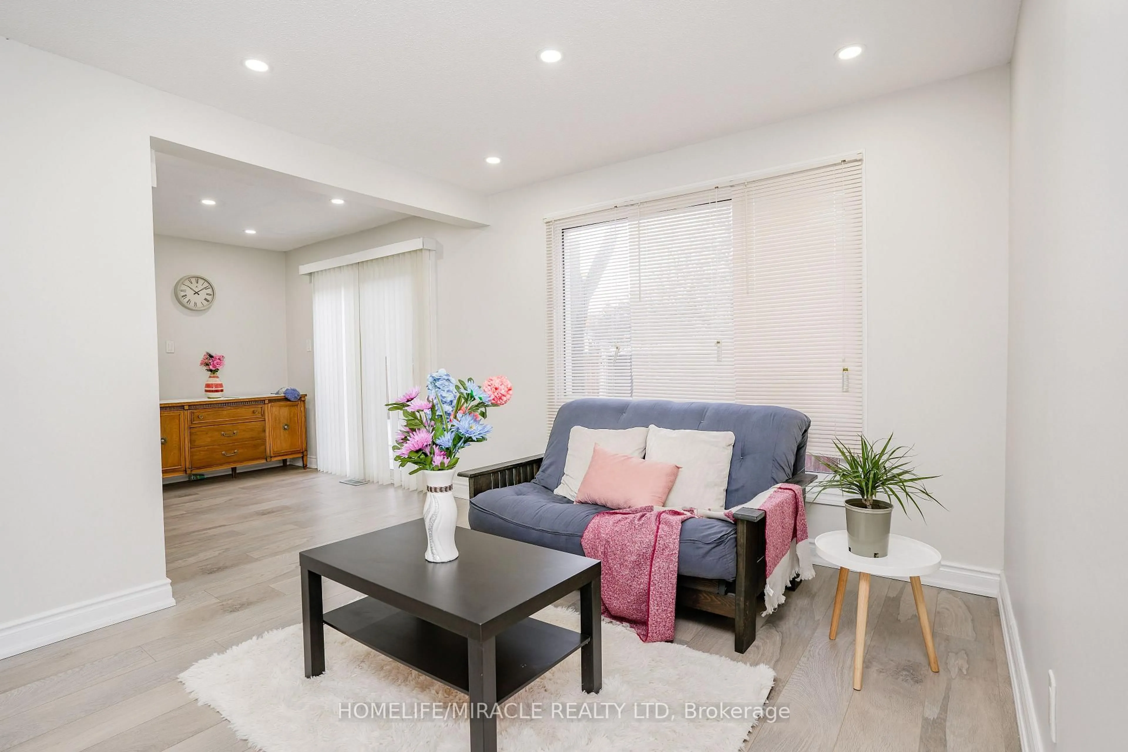 Living room with furniture, unknown for 15 Heatherside Crt, Brampton Ontario L6S 1N9