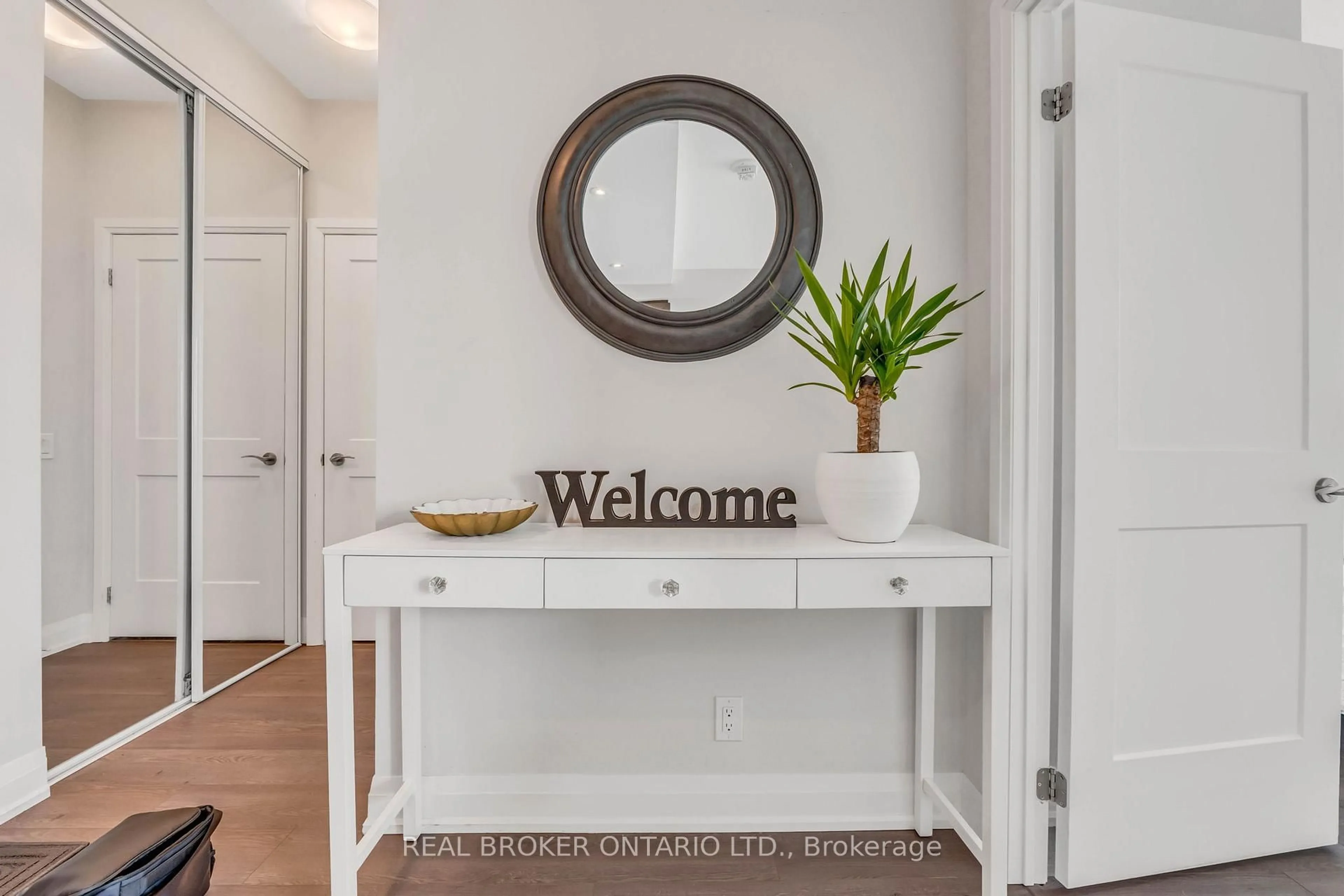 Indoor entryway for 15 Lynch St #1904, Brampton Ontario L6W 0C7