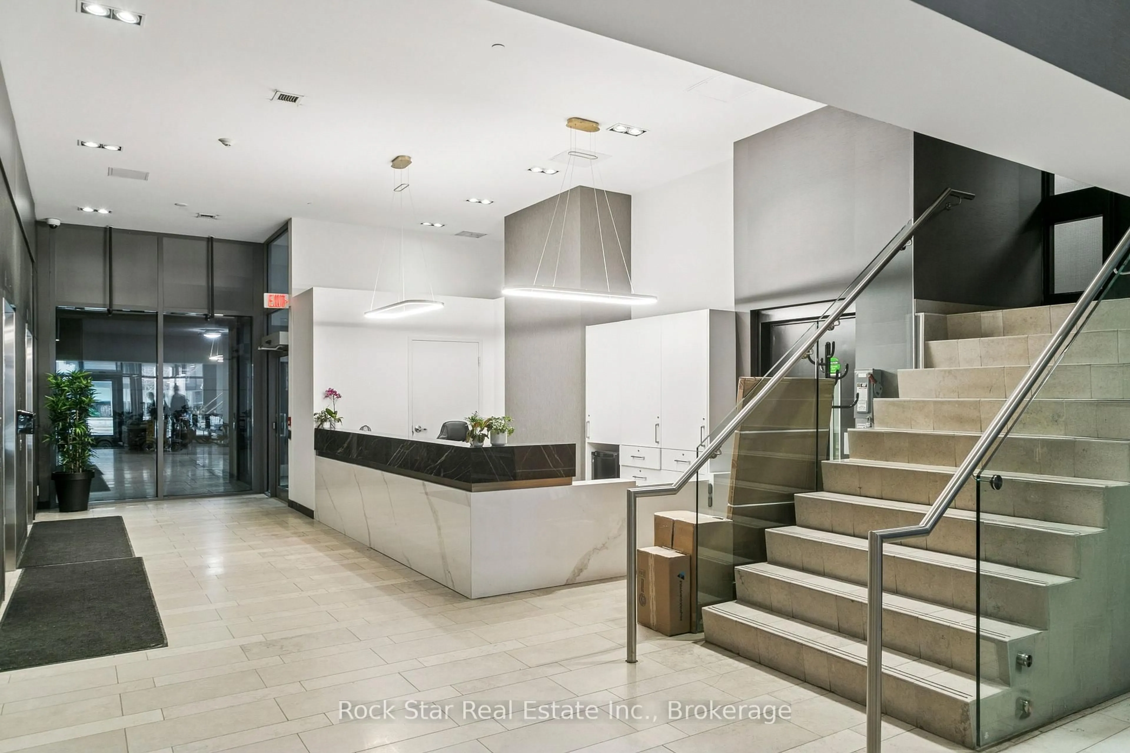 Indoor foyer for 1940 Ironstone Dr #227, Burlington Ontario L7L 0E4