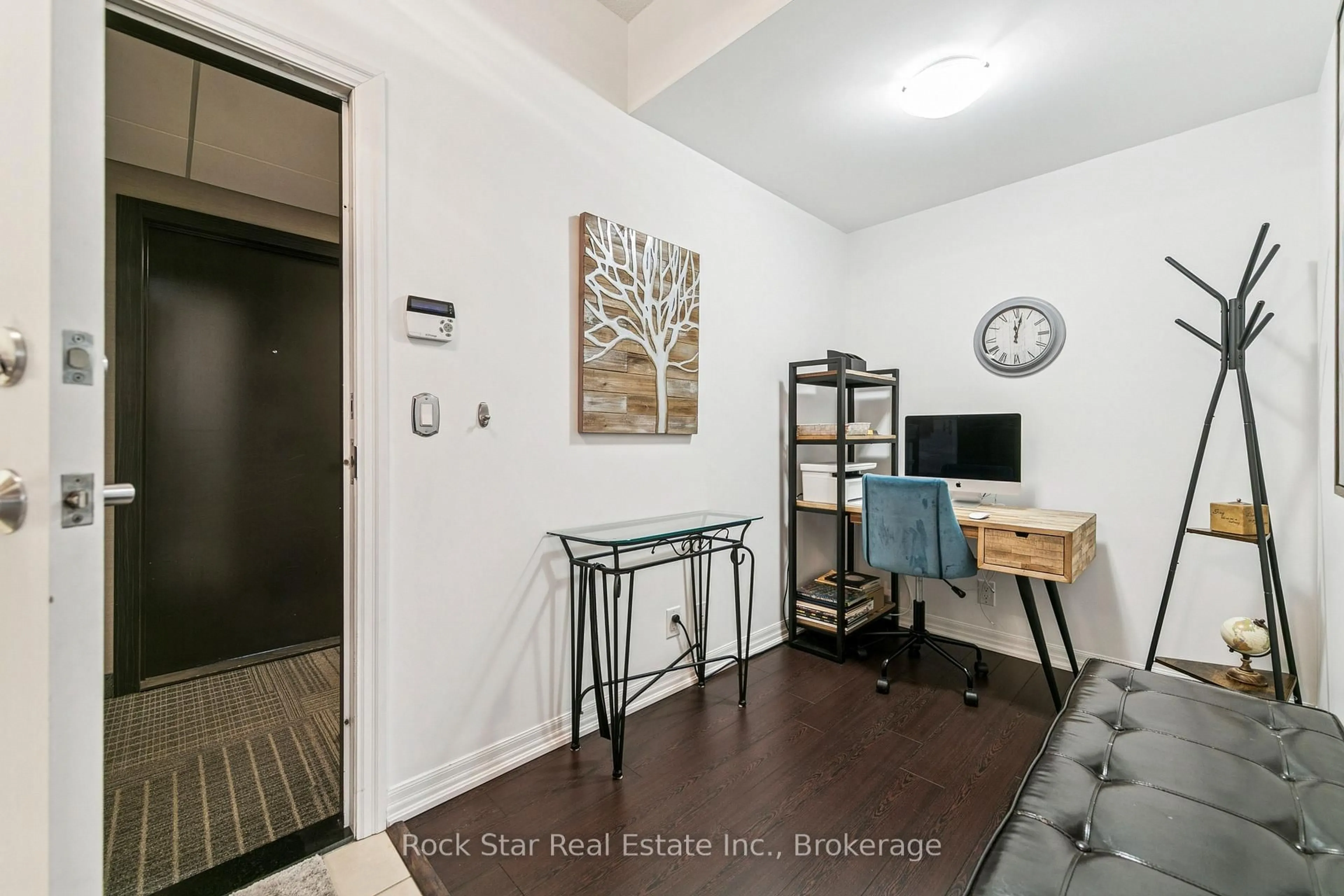 Indoor entryway for 1940 Ironstone Dr #227, Burlington Ontario L7L 0E4