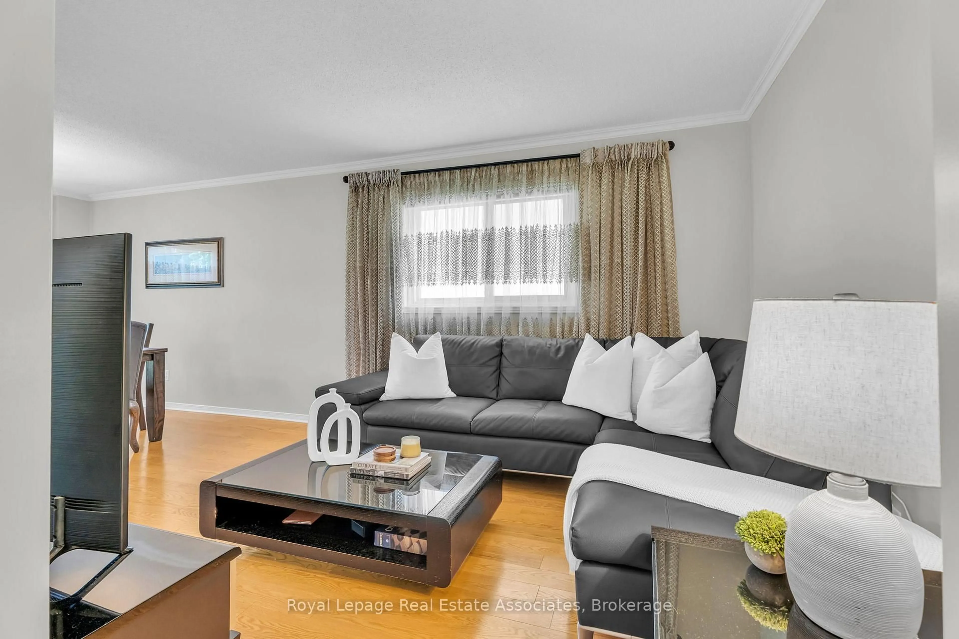 Living room with furniture, wood/laminate floor for 2543 Scarth Crt, Mississauga Ontario L5M 5L2