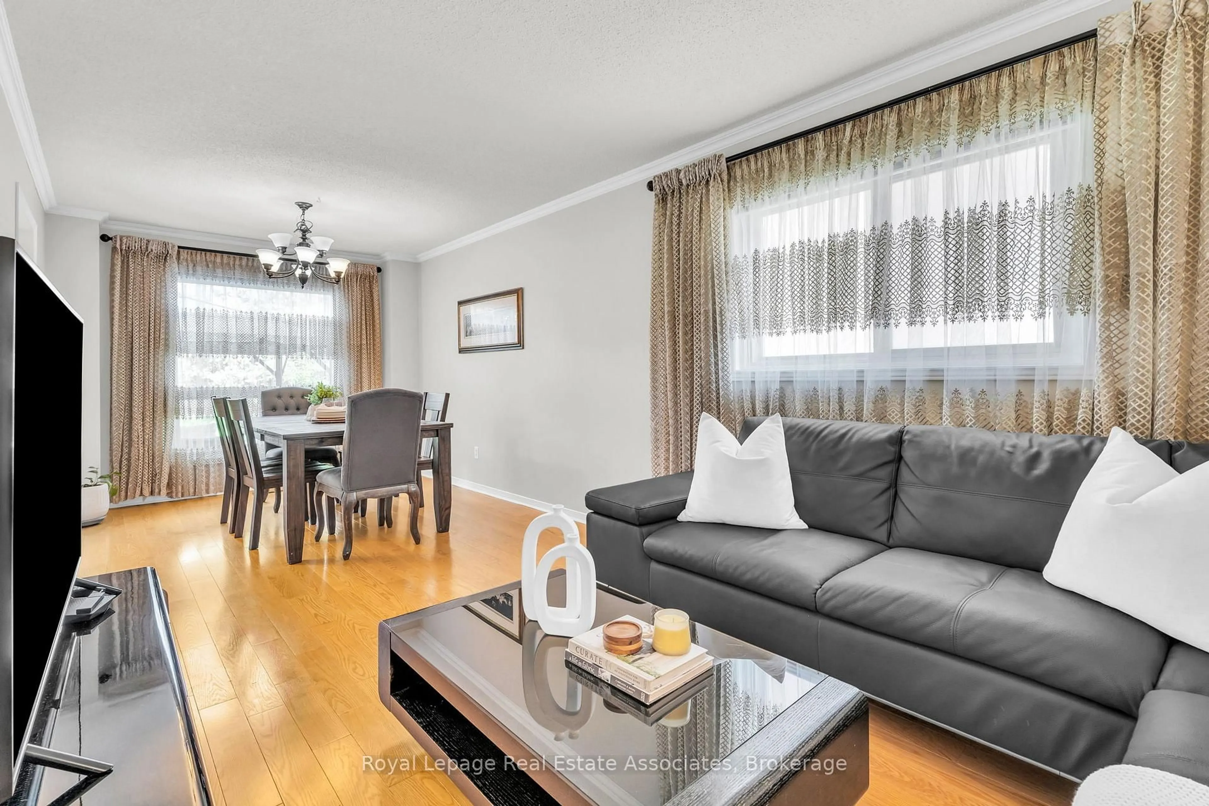 Living room with furniture, wood/laminate floor for 2543 Scarth Crt, Mississauga Ontario L5M 5L2