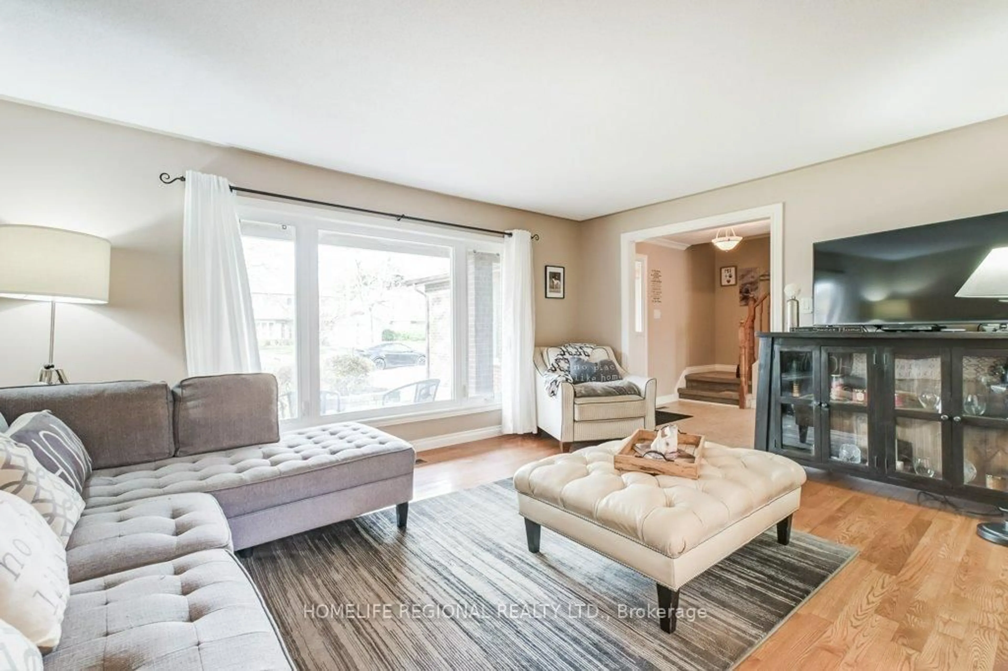 Living room with furniture, wood/laminate floor for 2557 Brasilia Circ, Mississauga Ontario L5N 2E9