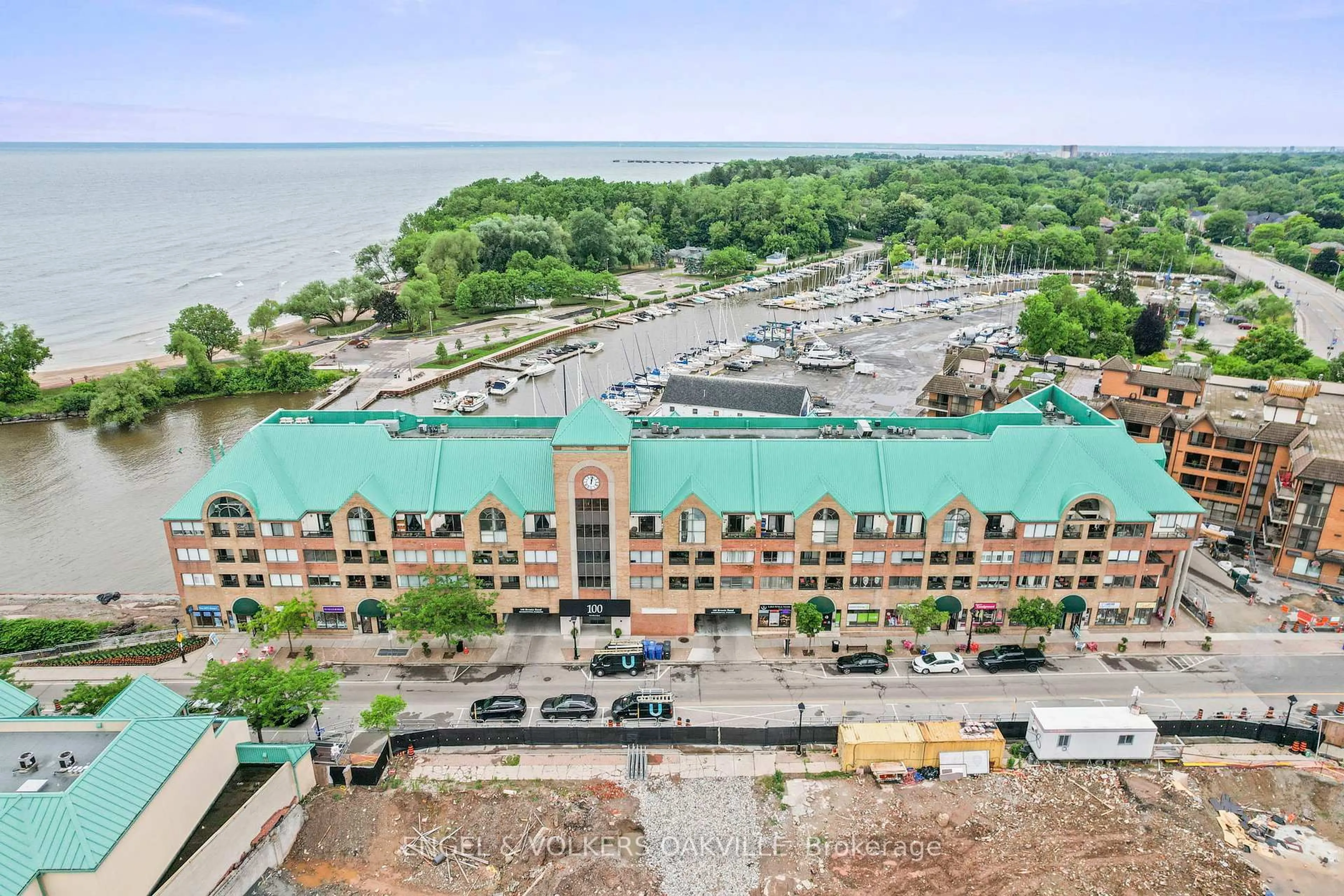A pic from outside/outdoor area/front of a property/back of a property/a pic from drone, building for 100 Bronte Rd #416, Oakville Ontario L6L 6L5