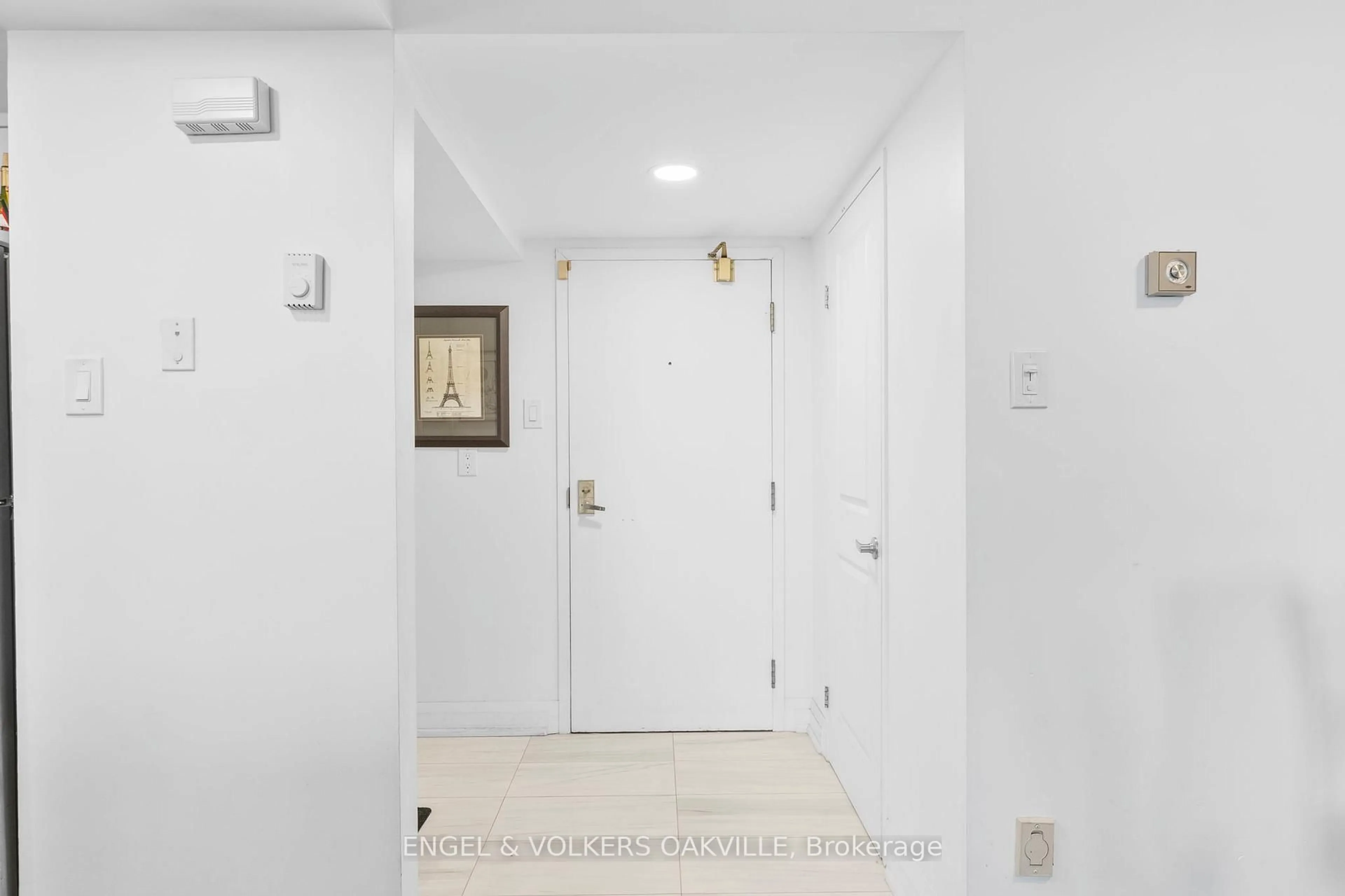 Indoor foyer for 100 Bronte Rd #416, Oakville Ontario L6L 6L5