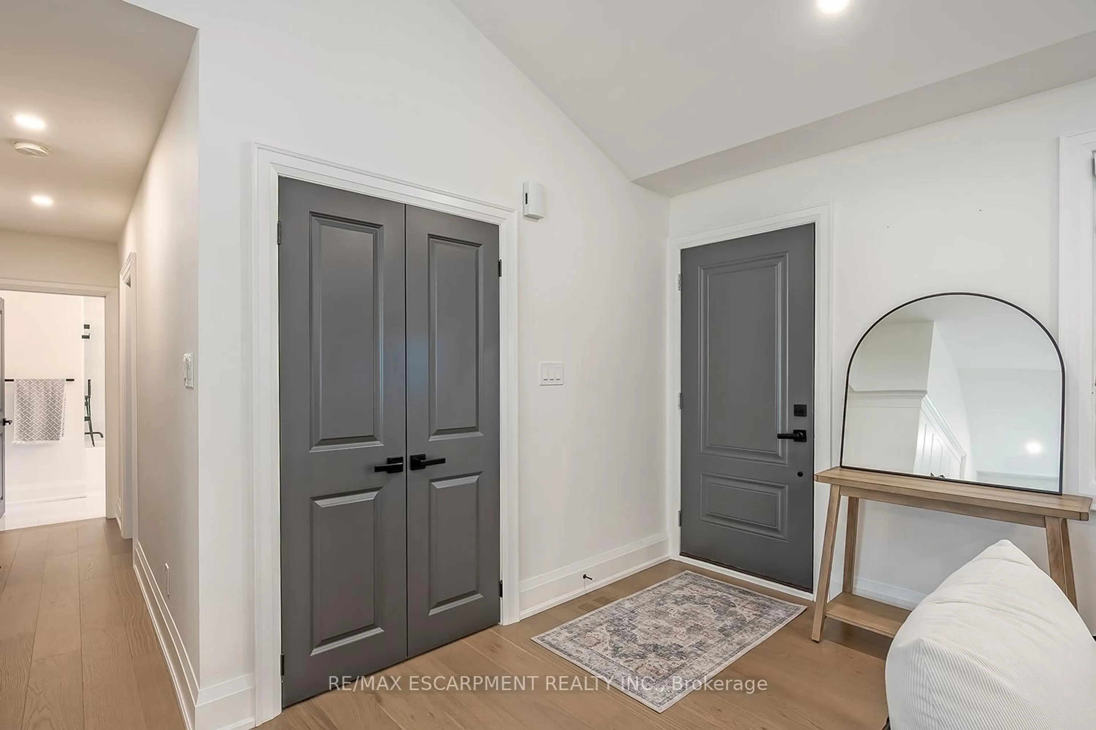 Indoor entryway for 564 Maplehill Dr, Burlington Ontario L7N 2W3