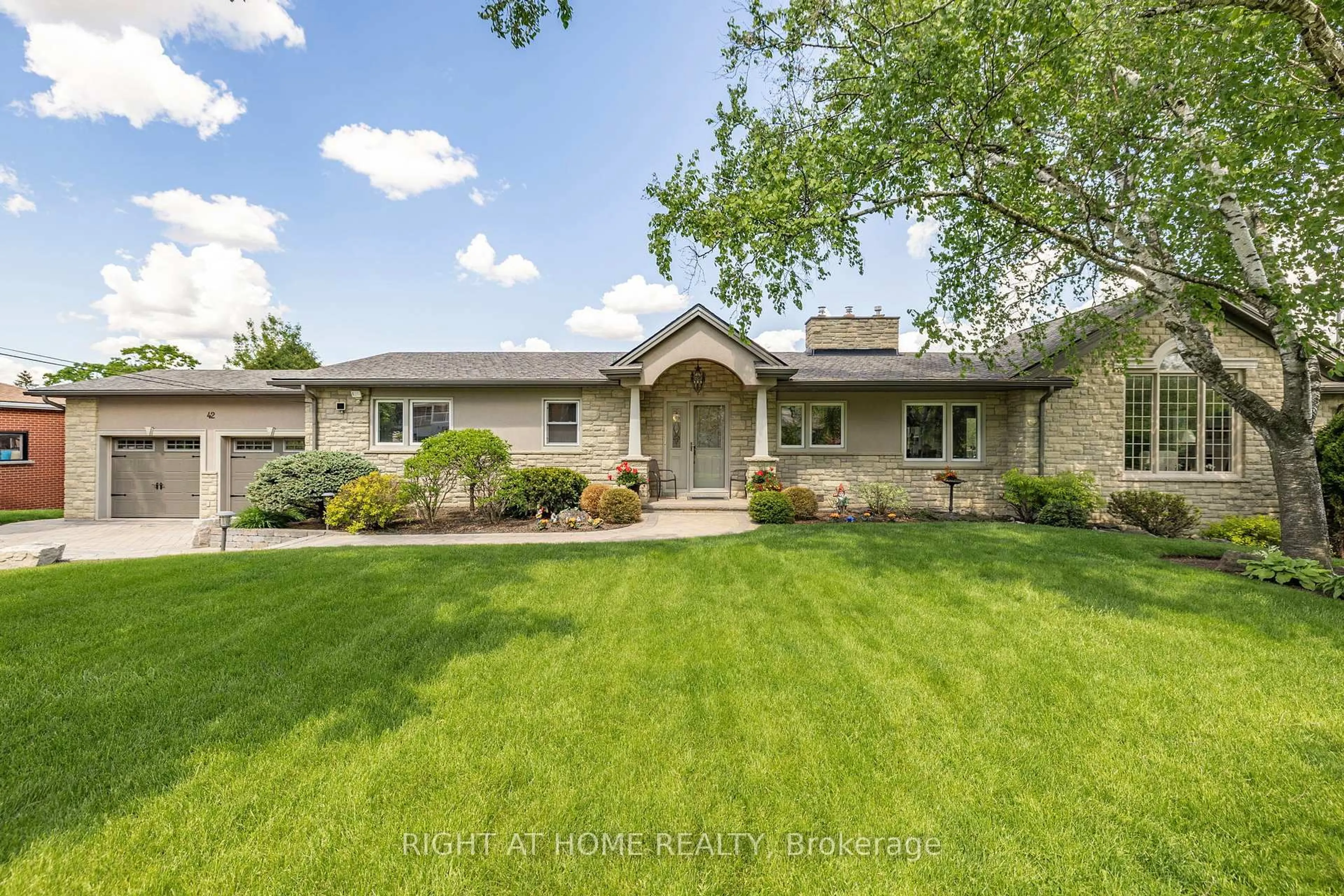 A pic from outside/outdoor area/front of a property/back of a property/a pic from drone, street for 42 Valleyview Rd, Brampton Ontario L6Z 4P9