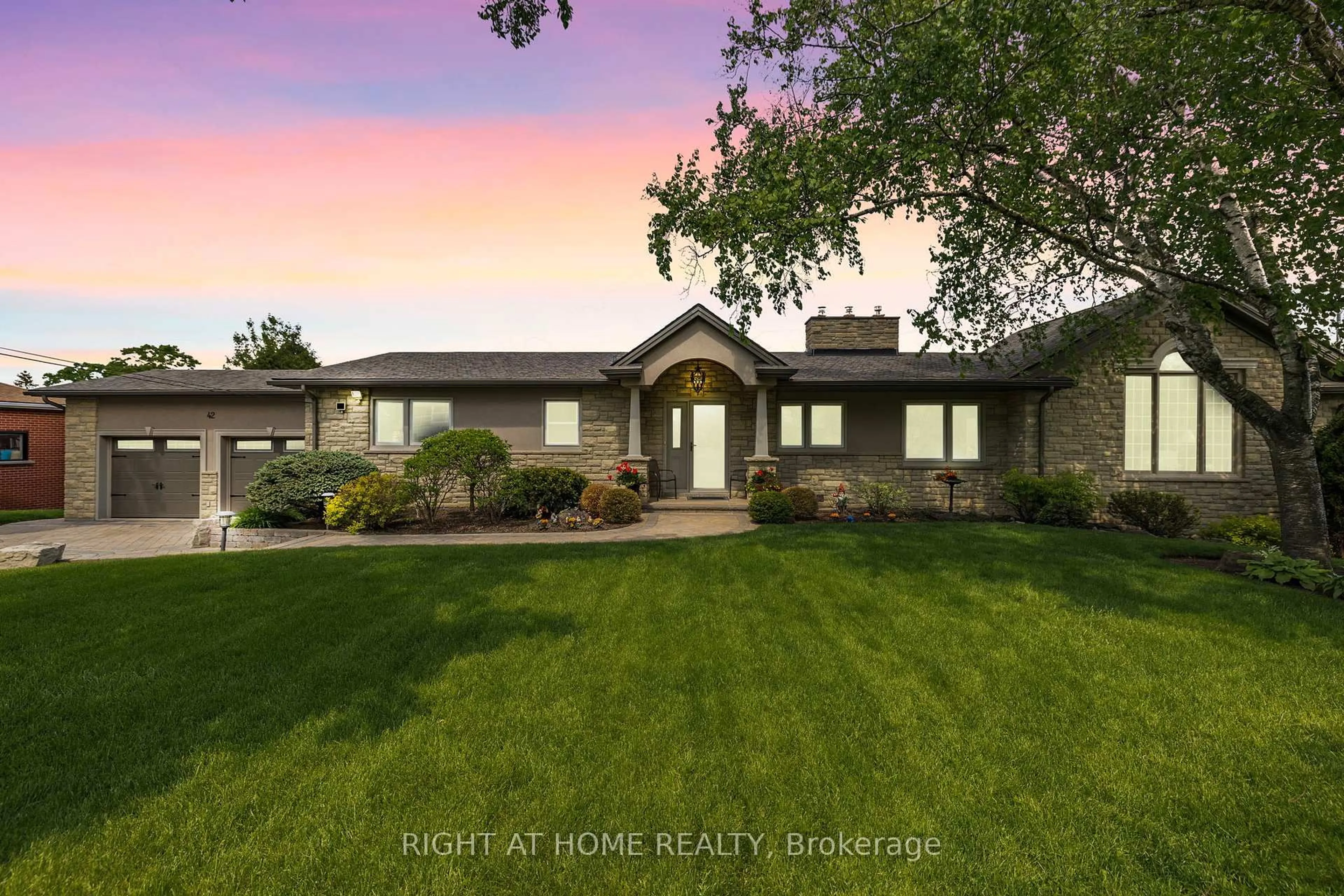 A pic from outside/outdoor area/front of a property/back of a property/a pic from drone, unknown for 42 Valleyview Rd, Brampton Ontario L6Z 4P9