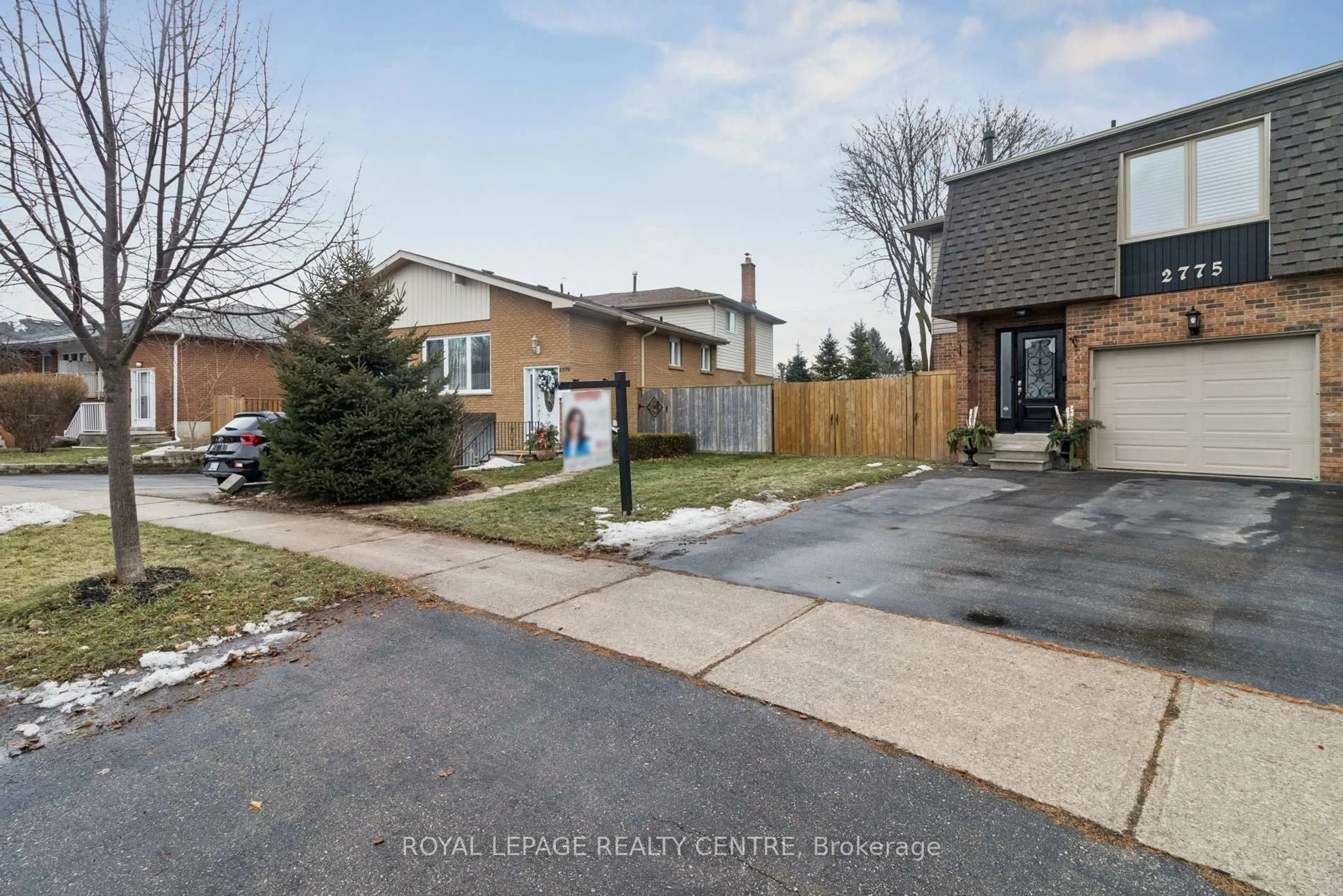 A pic from outside/outdoor area/front of a property/back of a property/a pic from drone, street for 2775 Windjammer Rd, Mississauga Ontario L5L 1T4