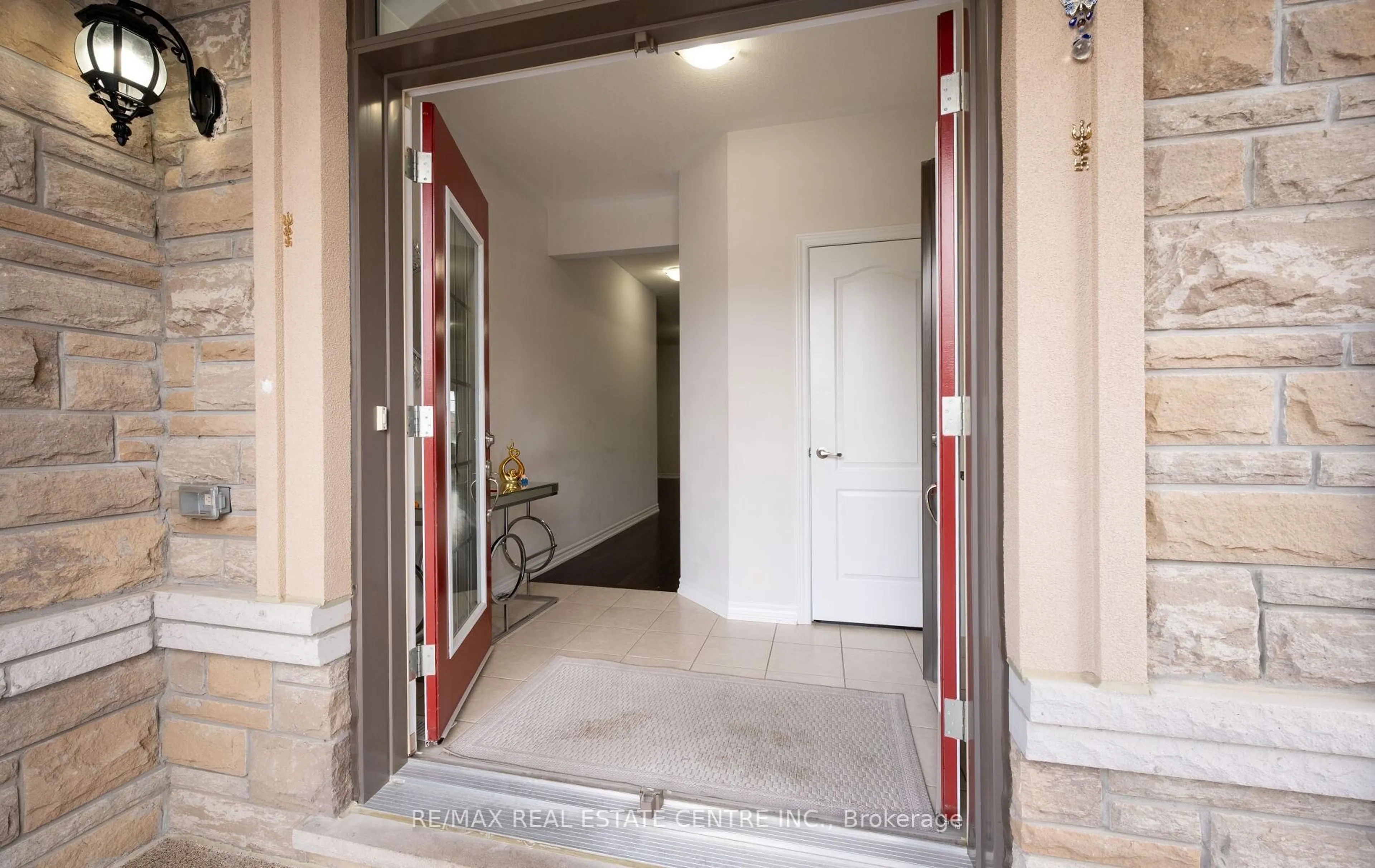 Indoor foyer for 44 Hammerhead Rd, Brampton Ontario L7A 4P9