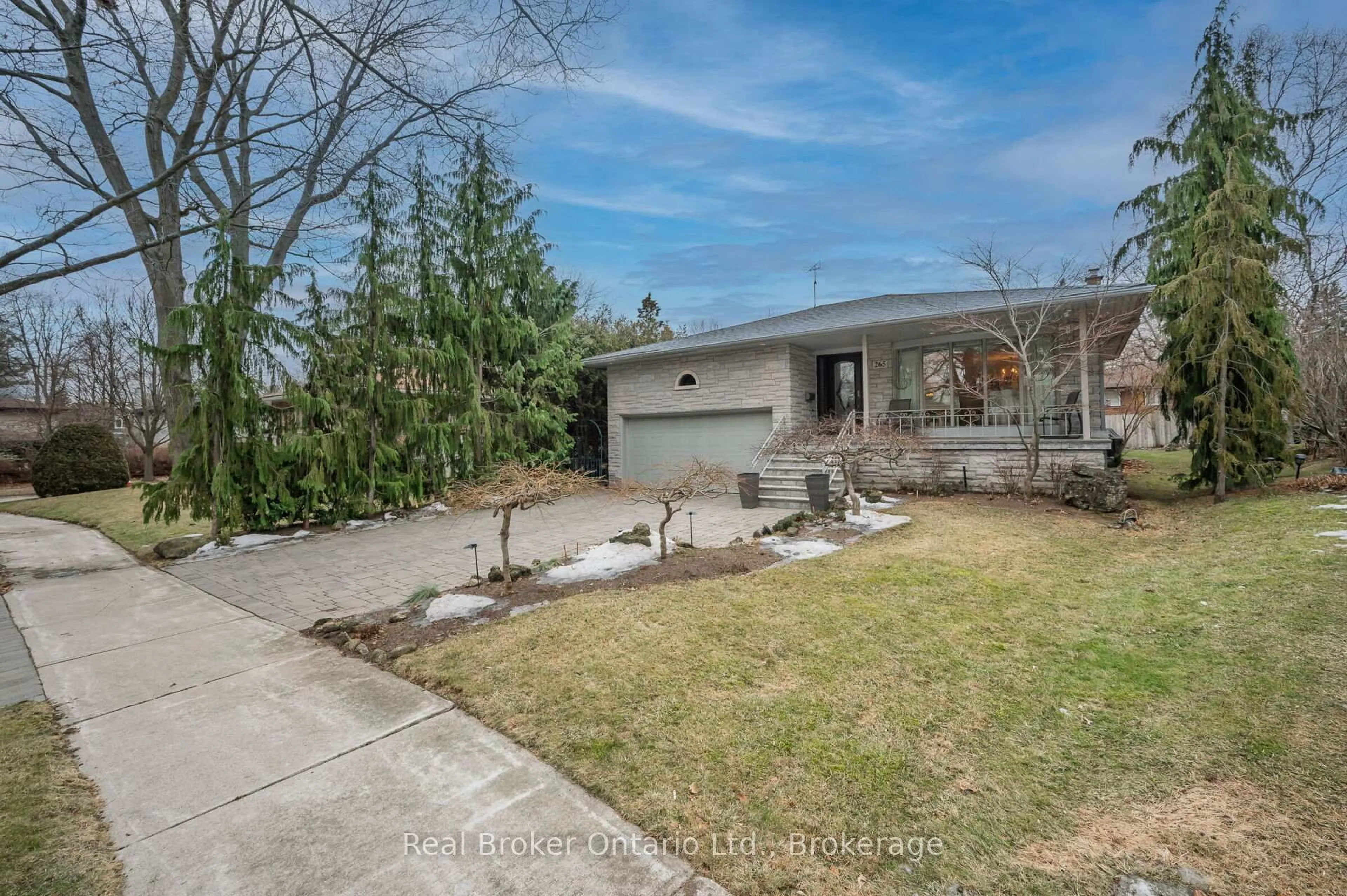 A pic from outside/outdoor area/front of a property/back of a property/a pic from drone, street for 265 Windy Oaks, Mississauga Ontario L5G 1Z8