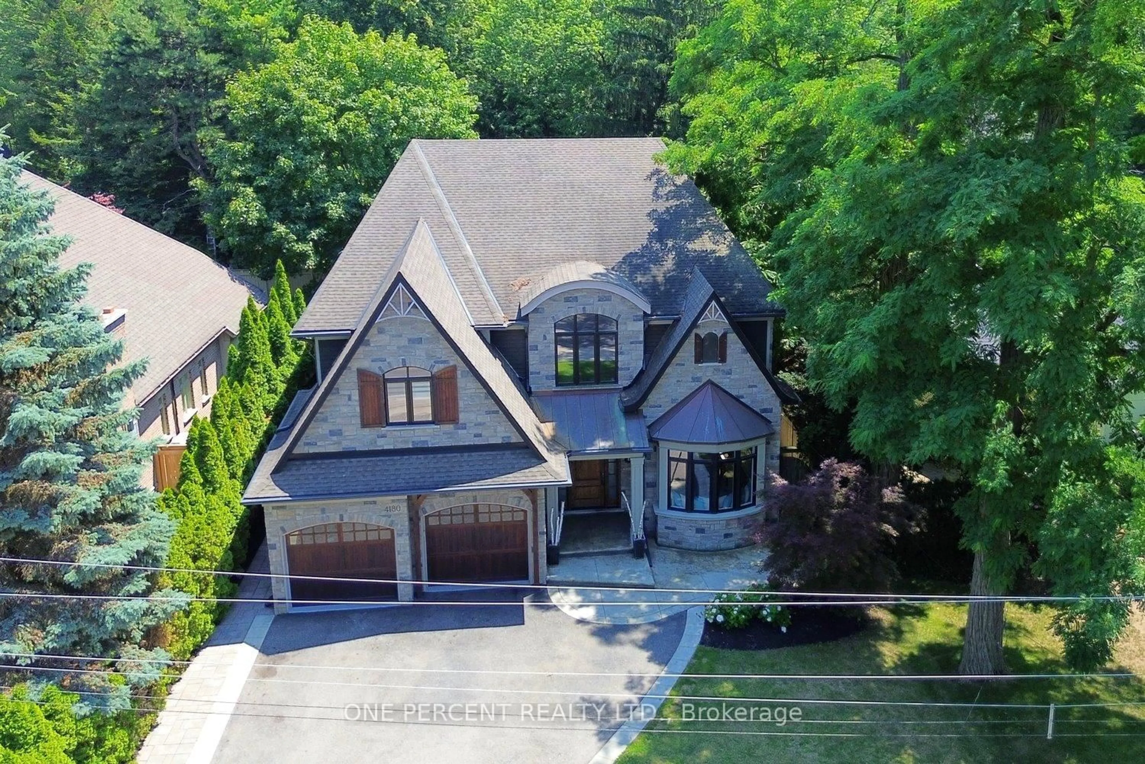 A pic from outside/outdoor area/front of a property/back of a property/a pic from drone, street for 4180 Lakeshore Rd, Burlington Ontario L7L 1A4