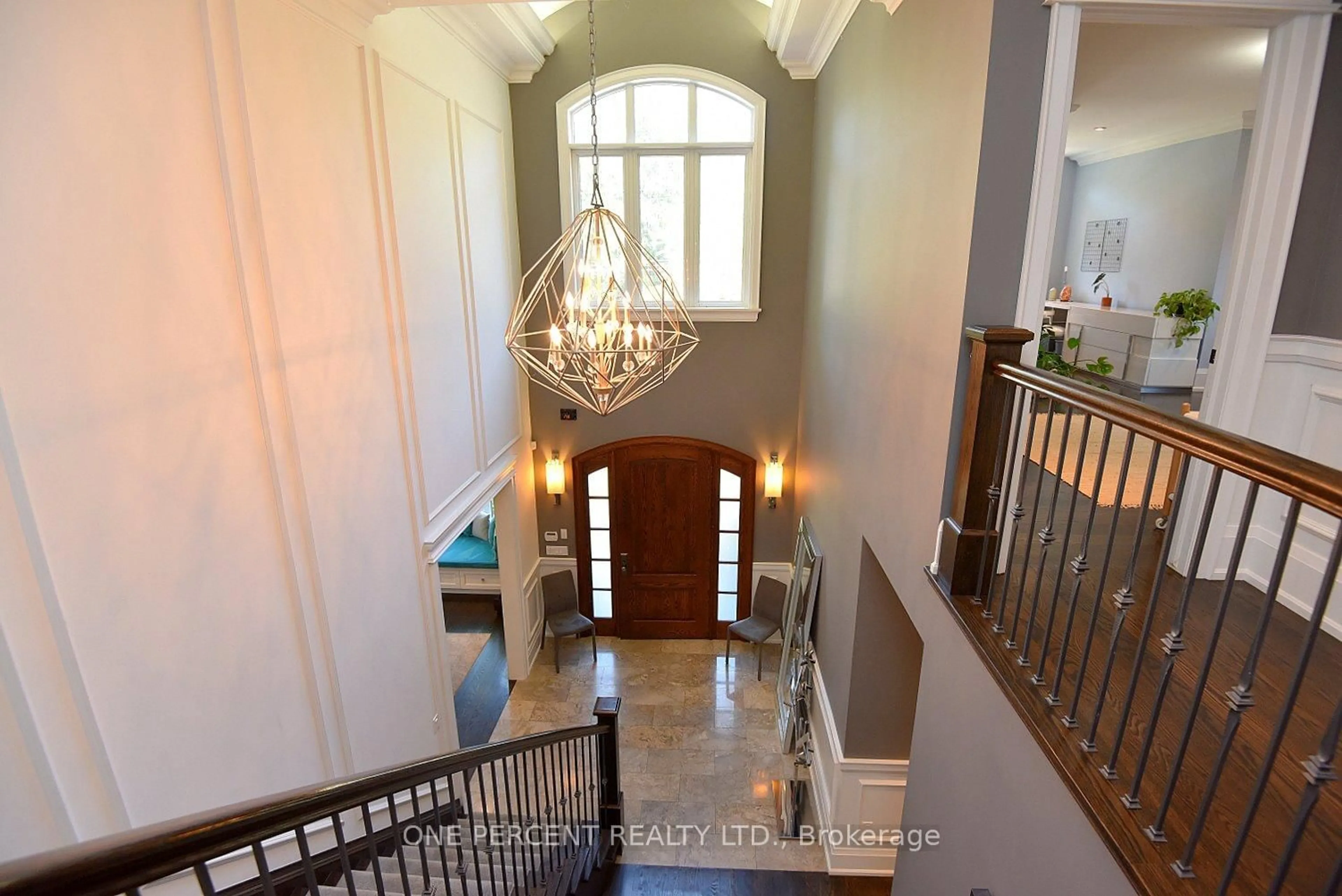 Indoor foyer for 4180 Lakeshore Rd, Burlington Ontario L7L 1A4