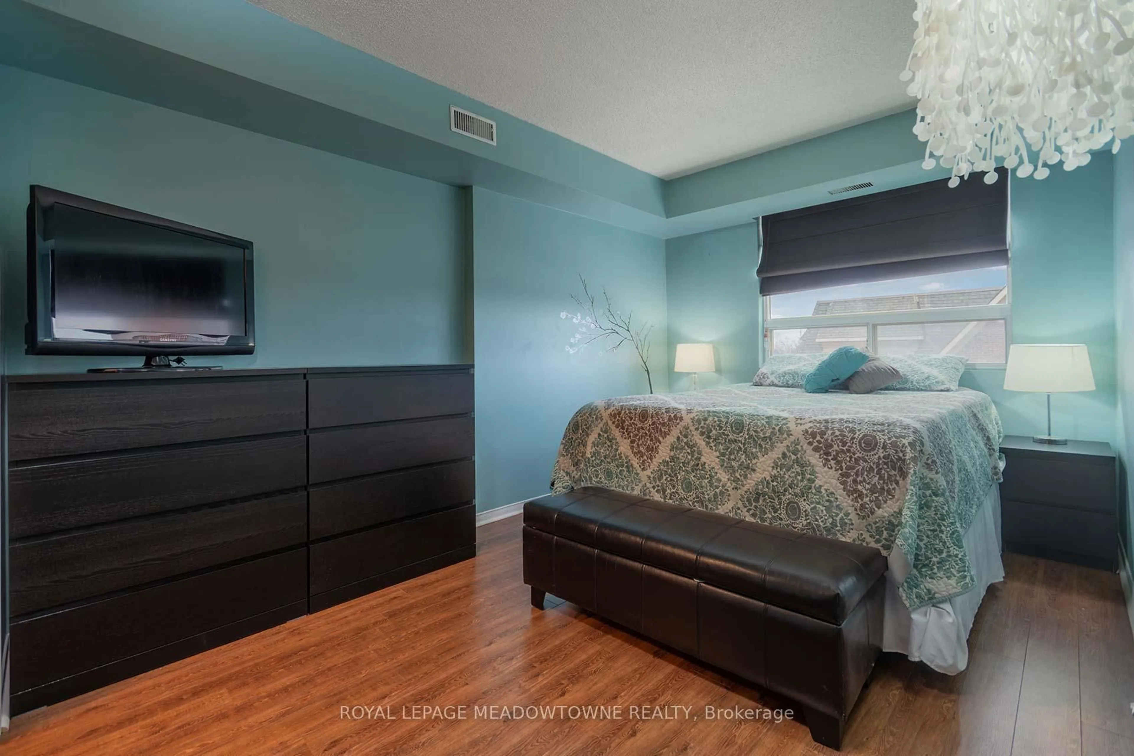 Bedroom with bed, wood/laminate floor for 32 Tannery St #404, Mississauga Ontario L5M 6T6