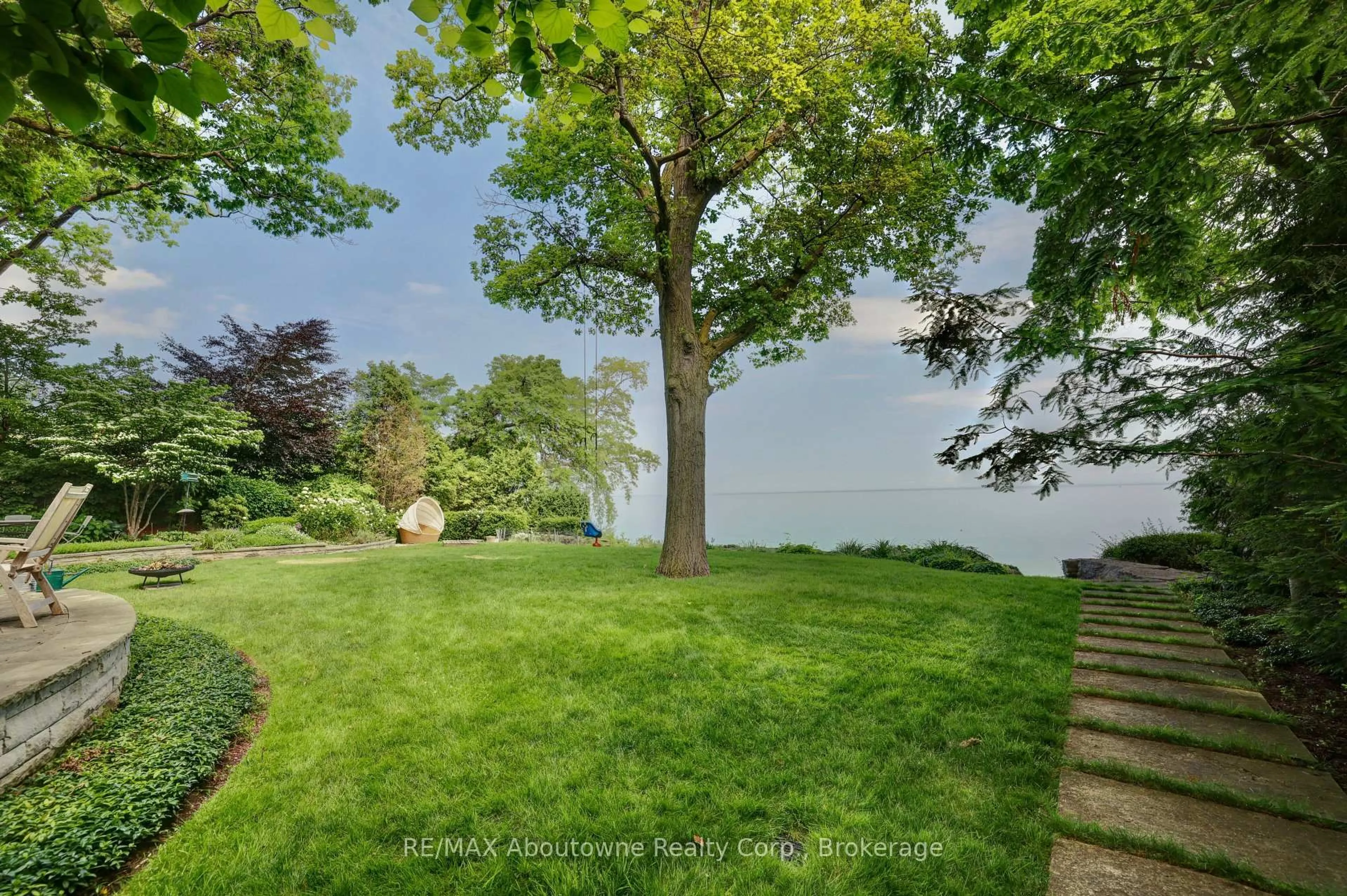 A pic from outside/outdoor area/front of a property/back of a property/a pic from drone, forest/trees view for 350 King St, Oakville Ontario L6J 1C2