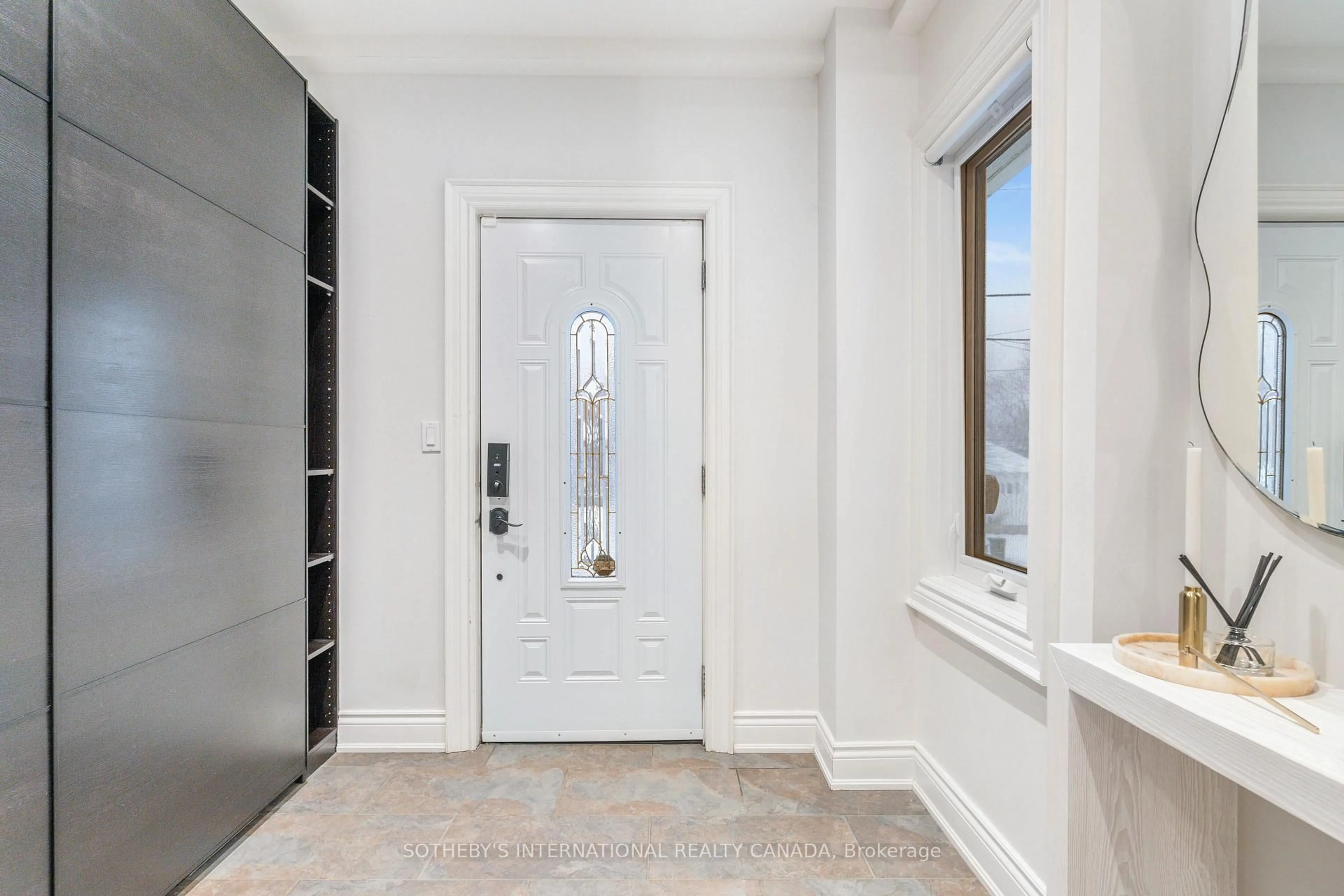 Indoor entryway for 38 Guthrie Ave, Toronto Ontario M8Y 3L1