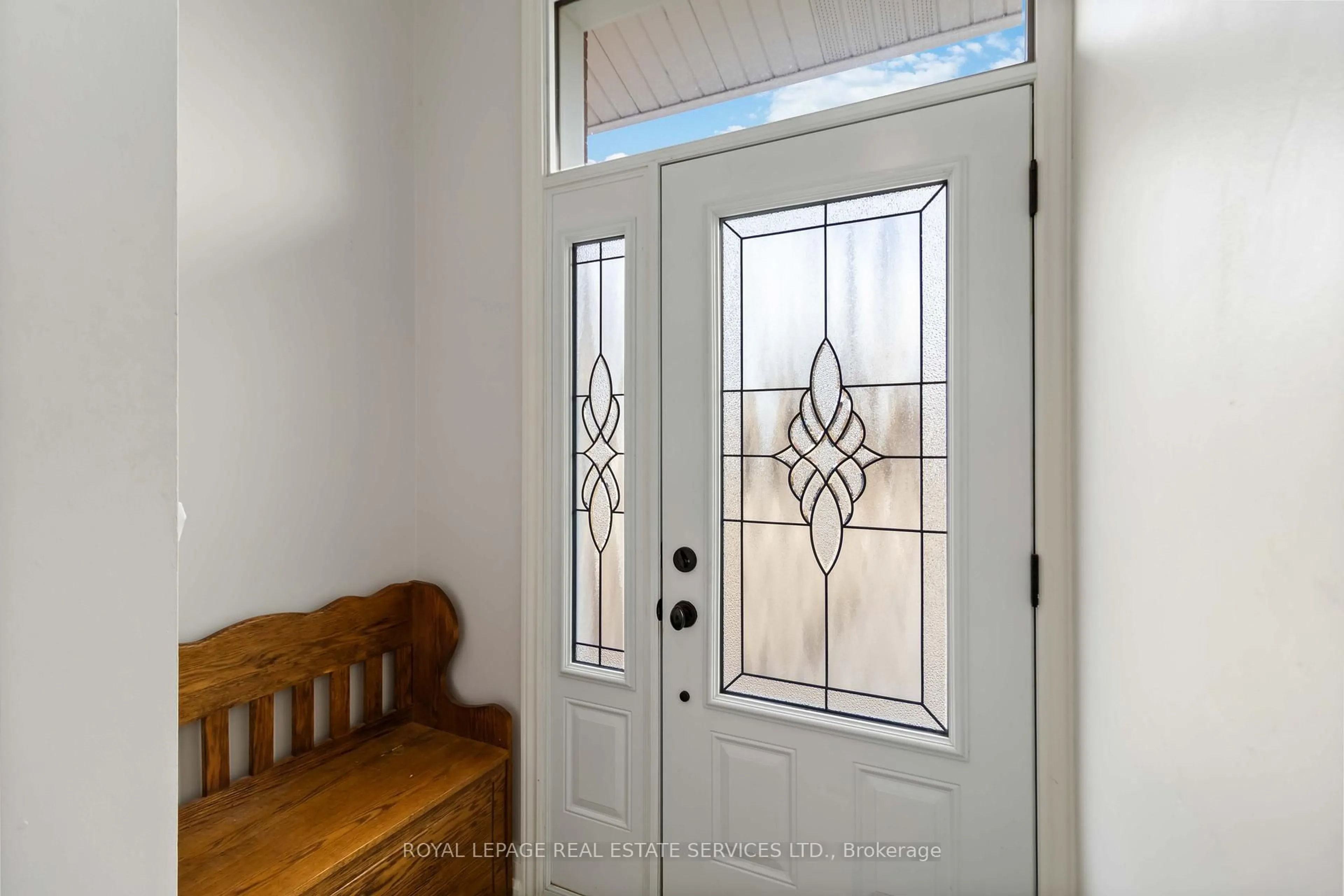 Indoor entryway for 1474 Sandgate Cres, Mississauga Ontario L5J 2E5