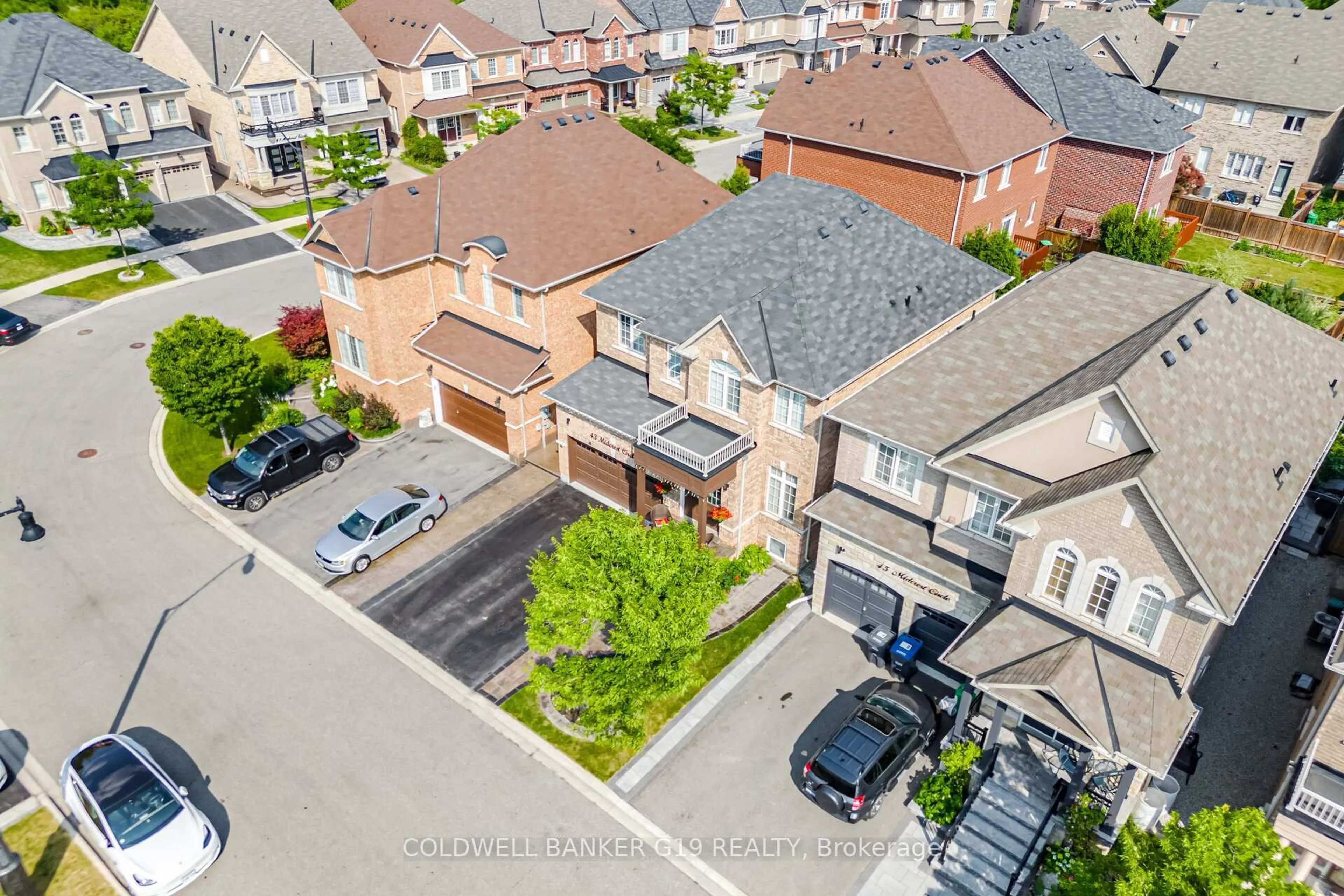 A pic from outside/outdoor area/front of a property/back of a property/a pic from drone, street for 43 Midcrest Circ, Brampton Ontario L6Y 0W6