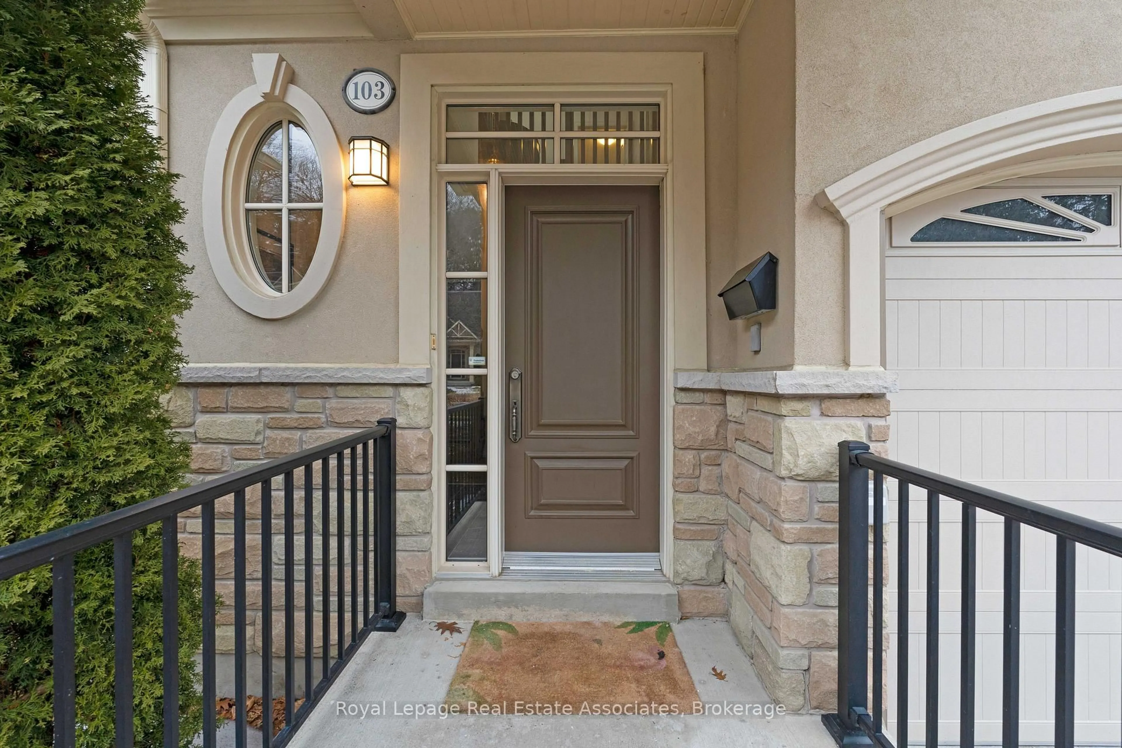 Indoor entryway for 1915 Broad Hollow Gate #103, Mississauga Ontario L4L 6A3