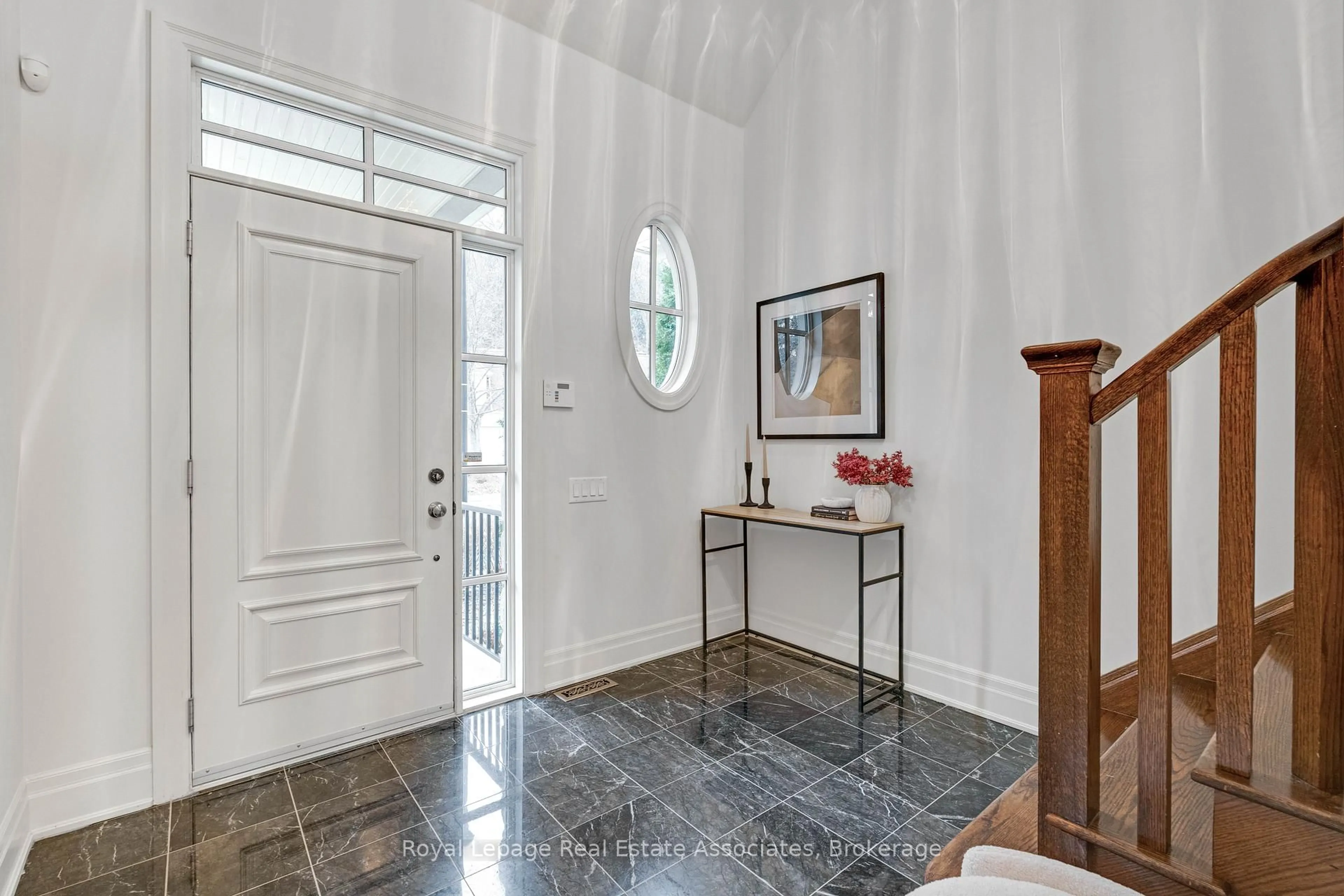 Indoor entryway for 1915 Broad Hollow Gate #103, Mississauga Ontario L4L 6A3