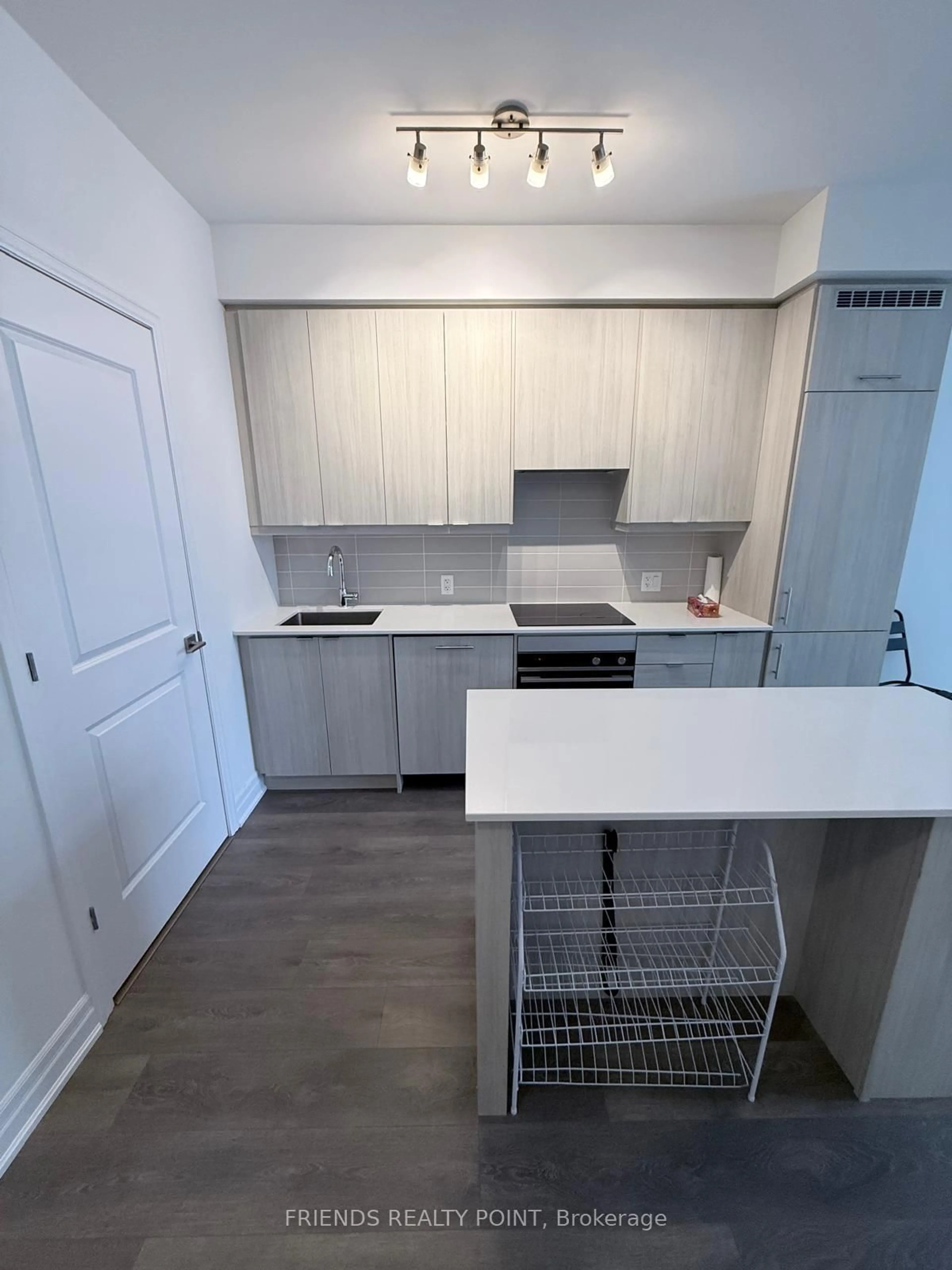 Standard kitchen, unknown for 30 Elm Dr #404, Mississauga Ontario L5B 0N3