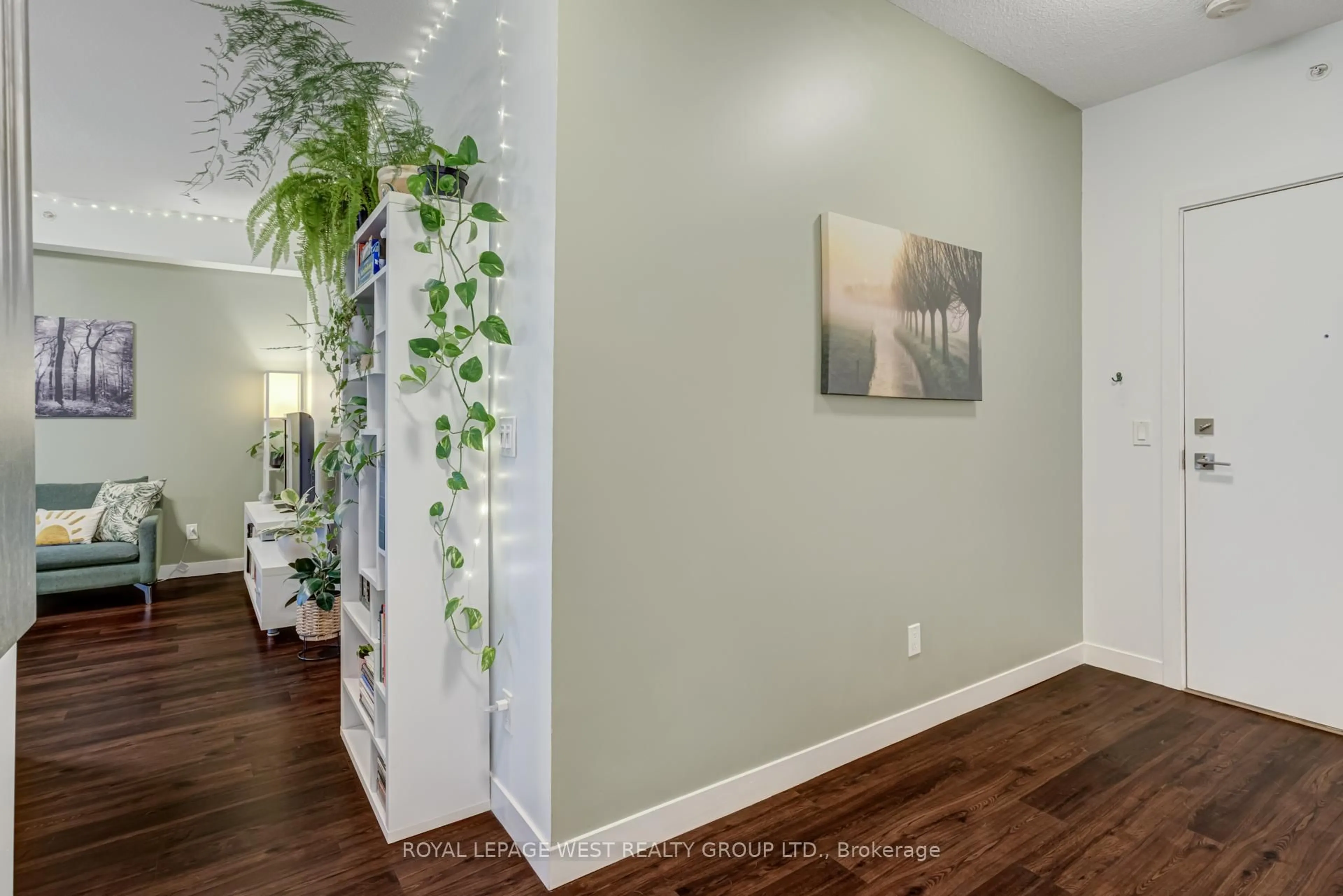Indoor entryway for 2087 Fairview St #1002, Burlington Ontario L7R 0E5