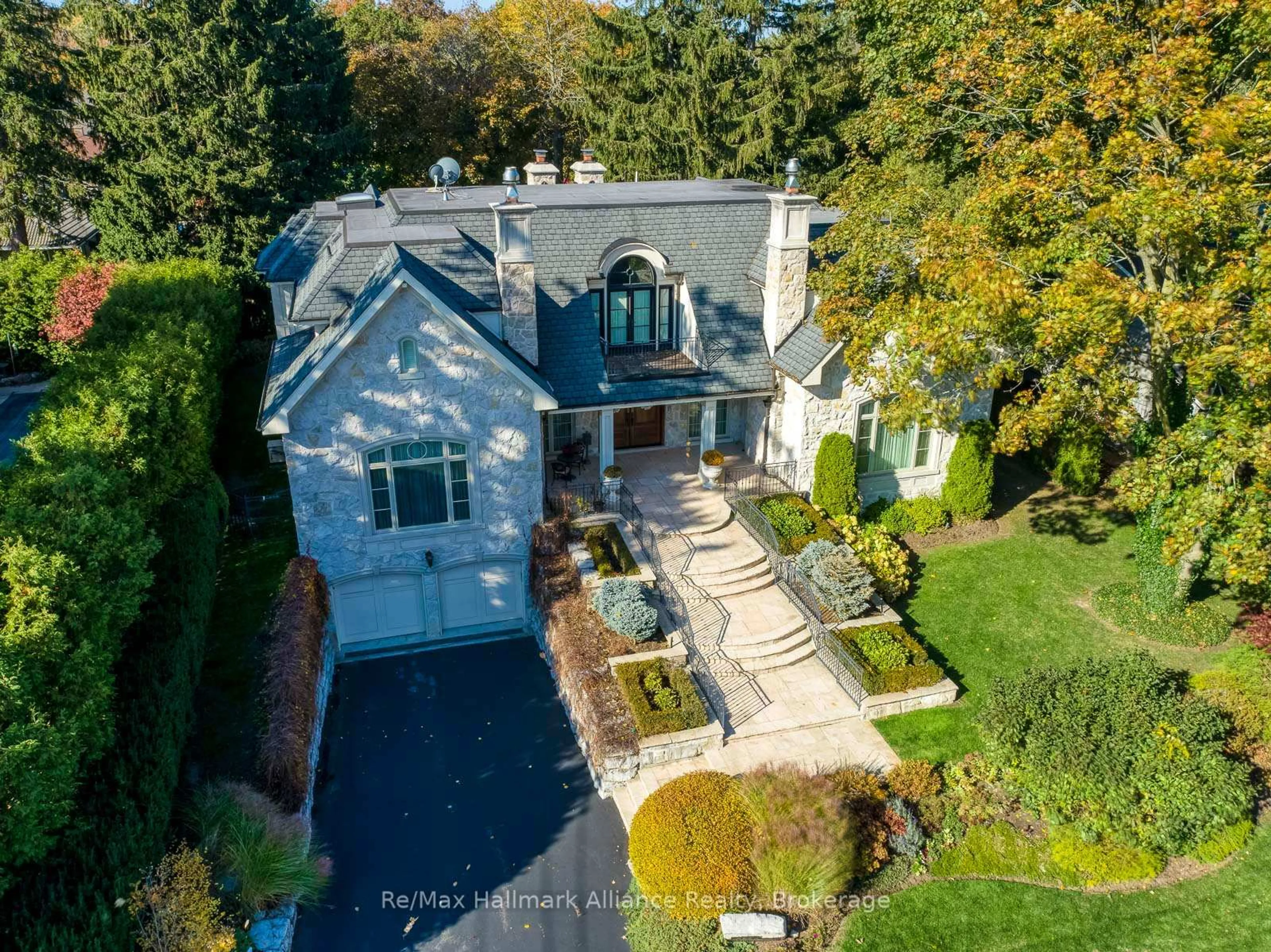 A pic from outside/outdoor area/front of a property/back of a property/a pic from drone, street for 138 DIANNE Ave, Oakville Ontario L6J 4G9