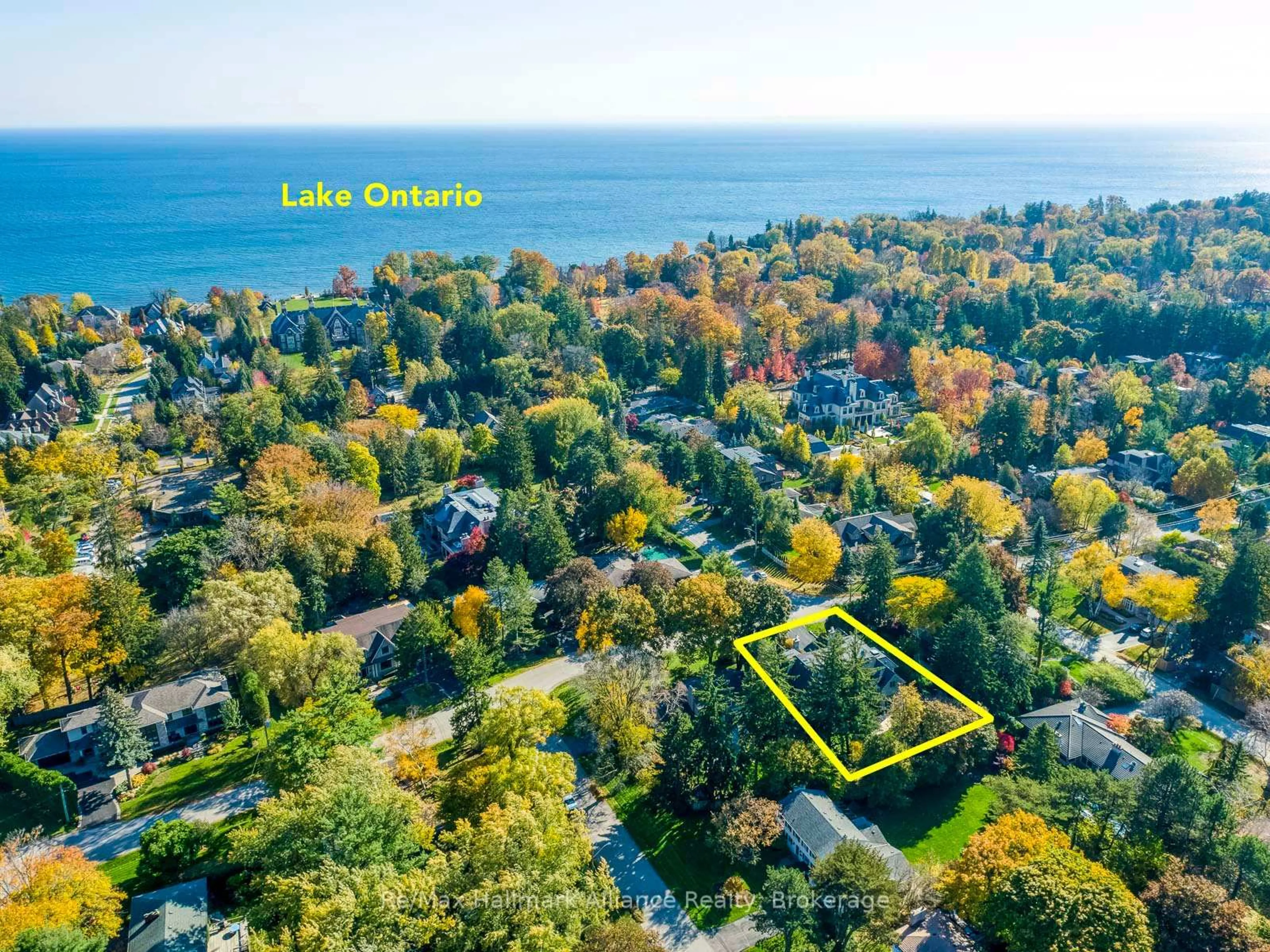 A pic from outside/outdoor area/front of a property/back of a property/a pic from drone, water/lake/river/ocean view for 138 DIANNE Ave, Oakville Ontario L6J 4G9