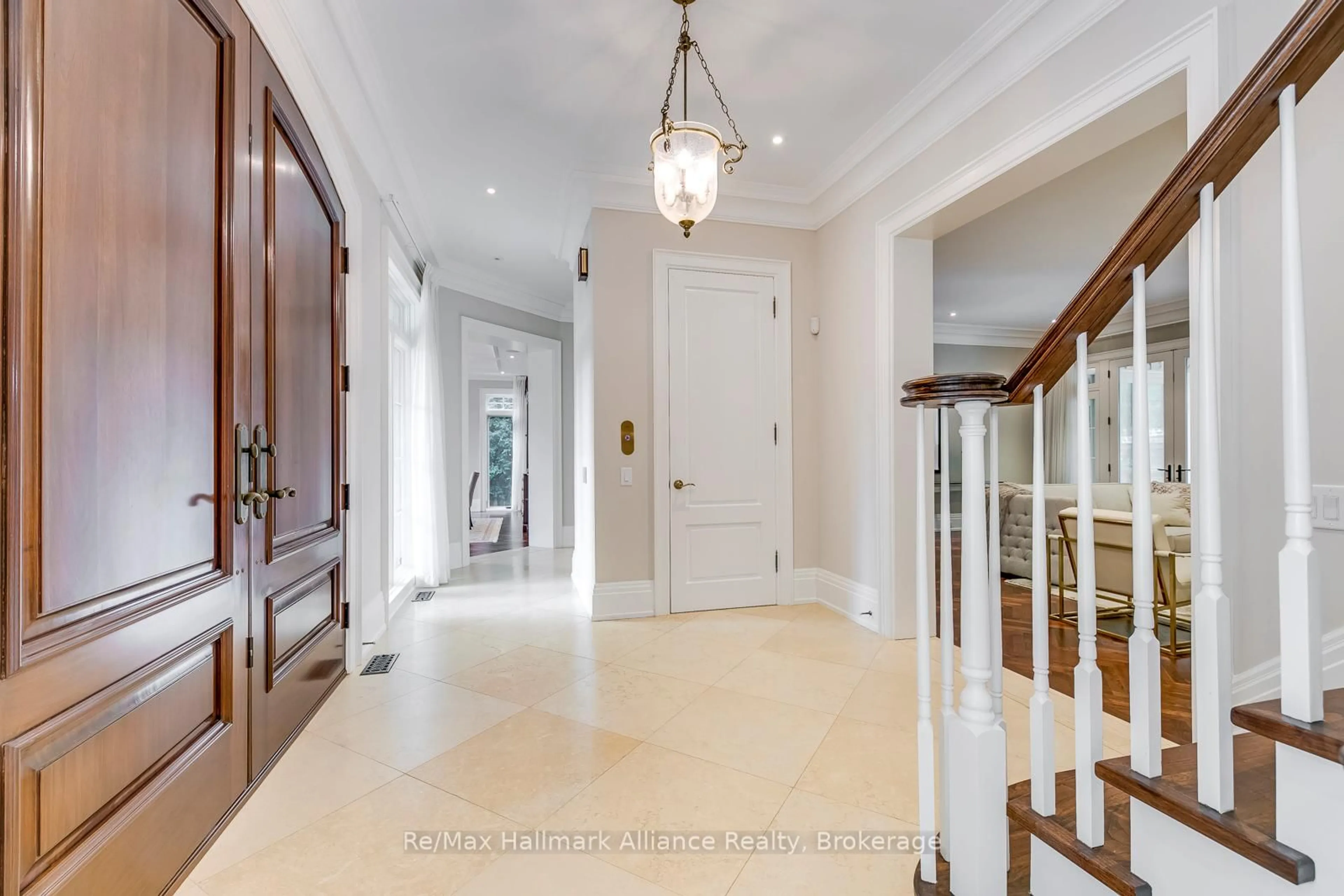 Indoor foyer for 138 DIANNE Ave, Oakville Ontario L6J 4G9