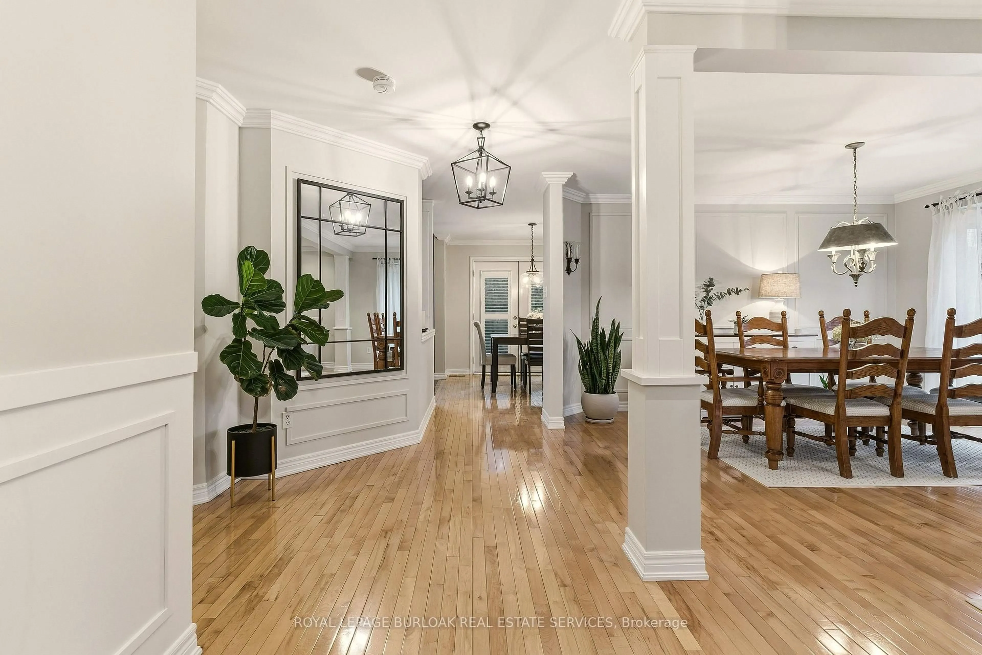 Indoor entryway for 5205 Brada Cres, Burlington Ontario L7L 6W4