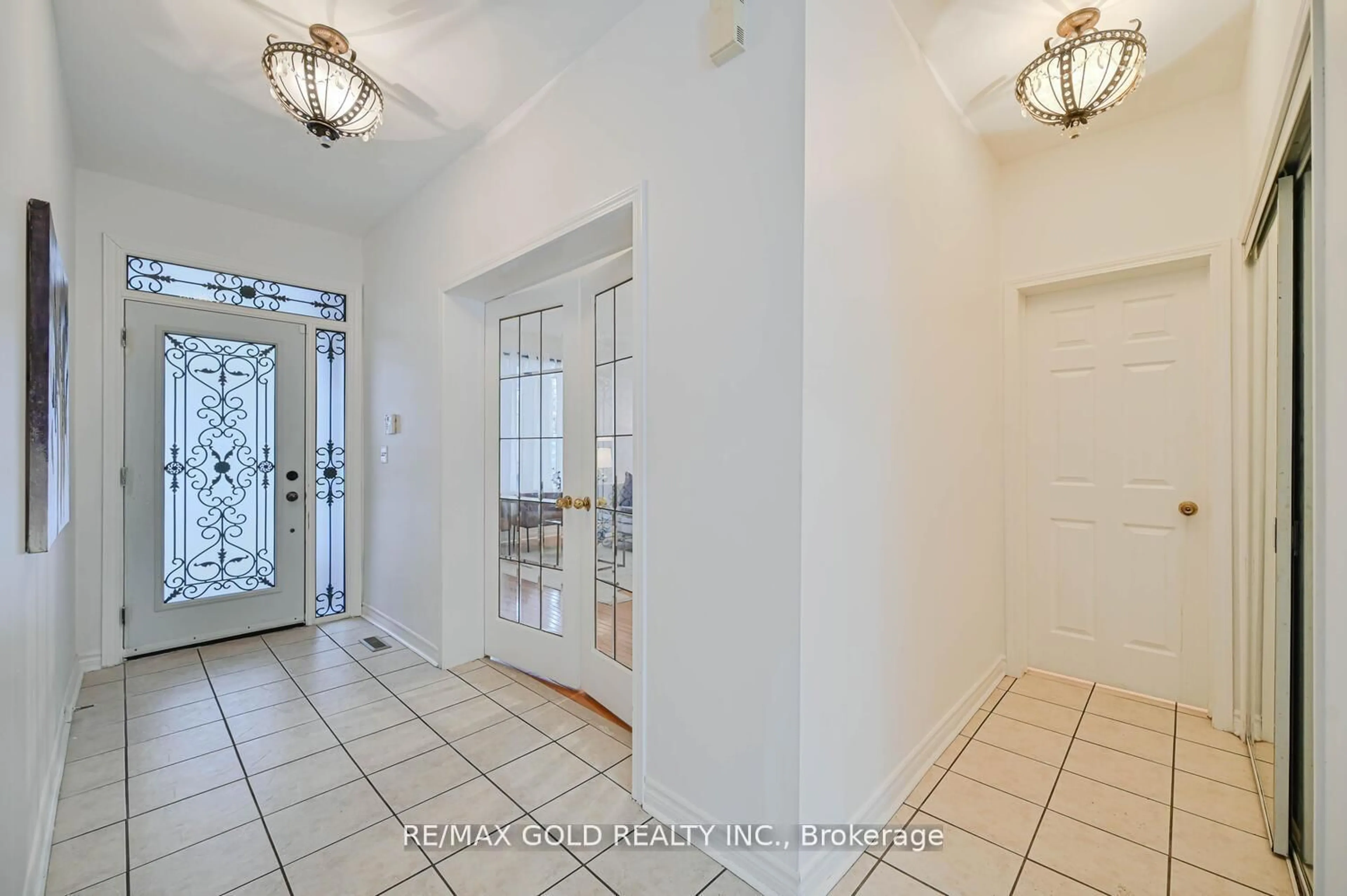 Indoor entryway for 6 Verona Dr, Brampton Ontario L6P 1L2