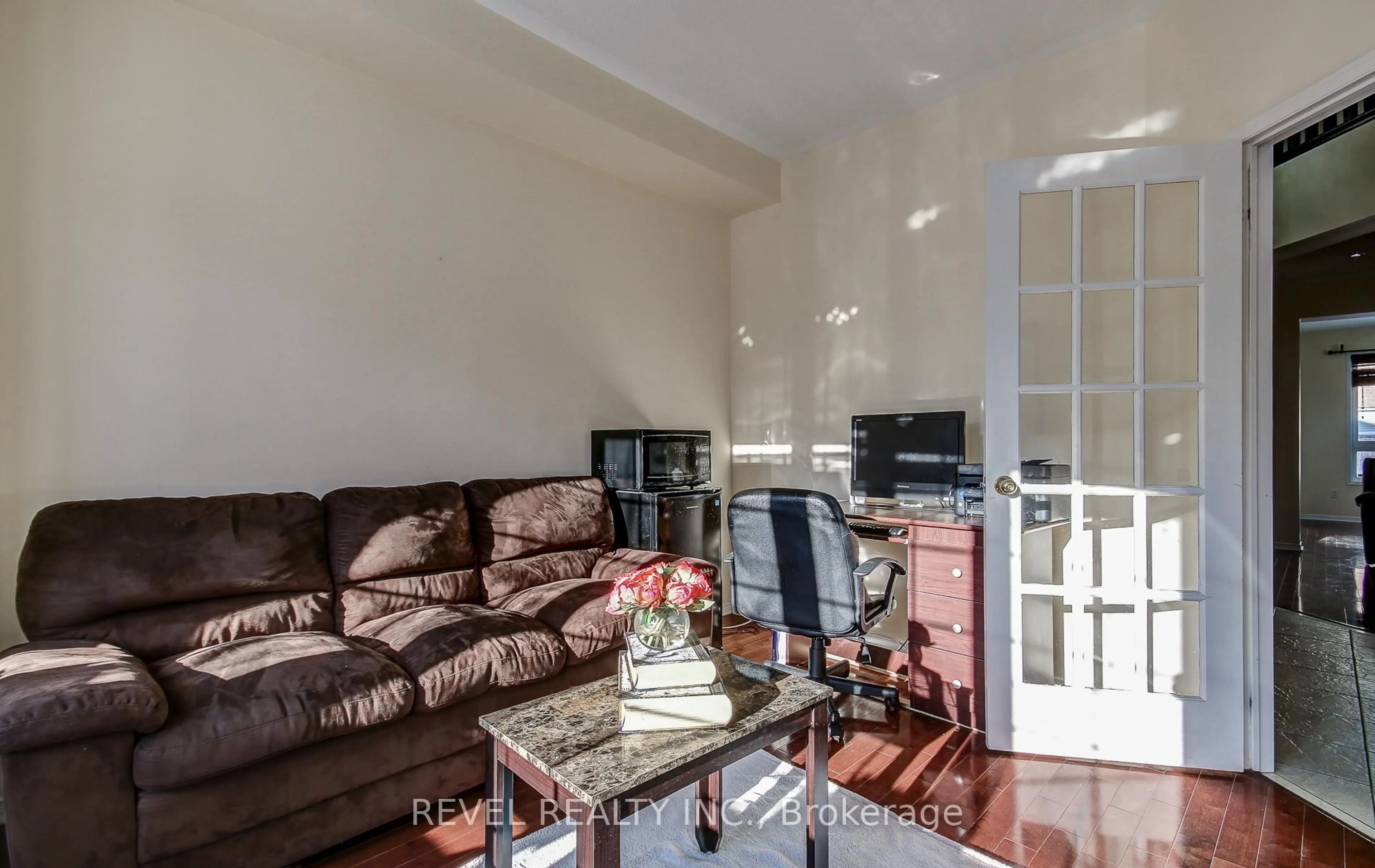 Living room with furniture, unknown for 5 Treegrove Cres, Brampton Ontario L7A 3X8