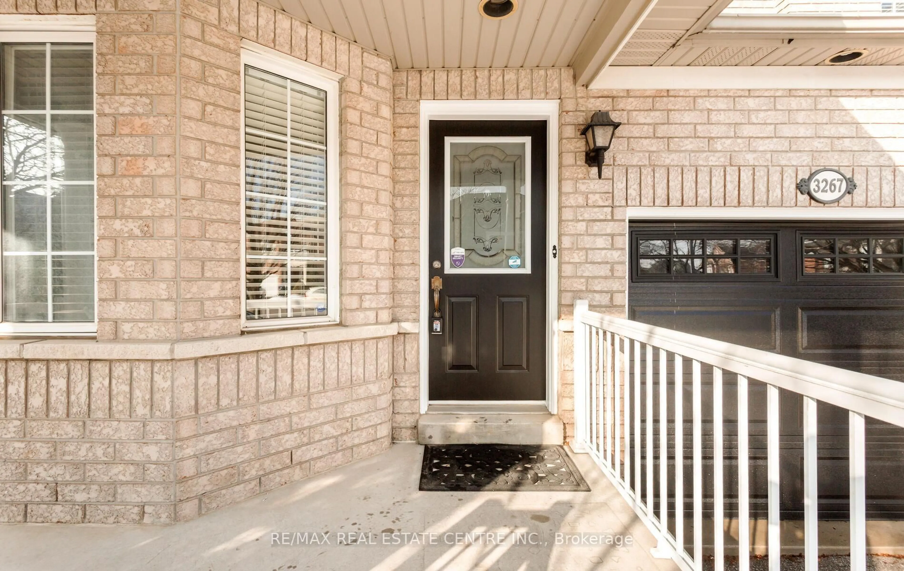 Indoor entryway for 3267 Springrun Way, Mississauga Ontario L5M 6T1