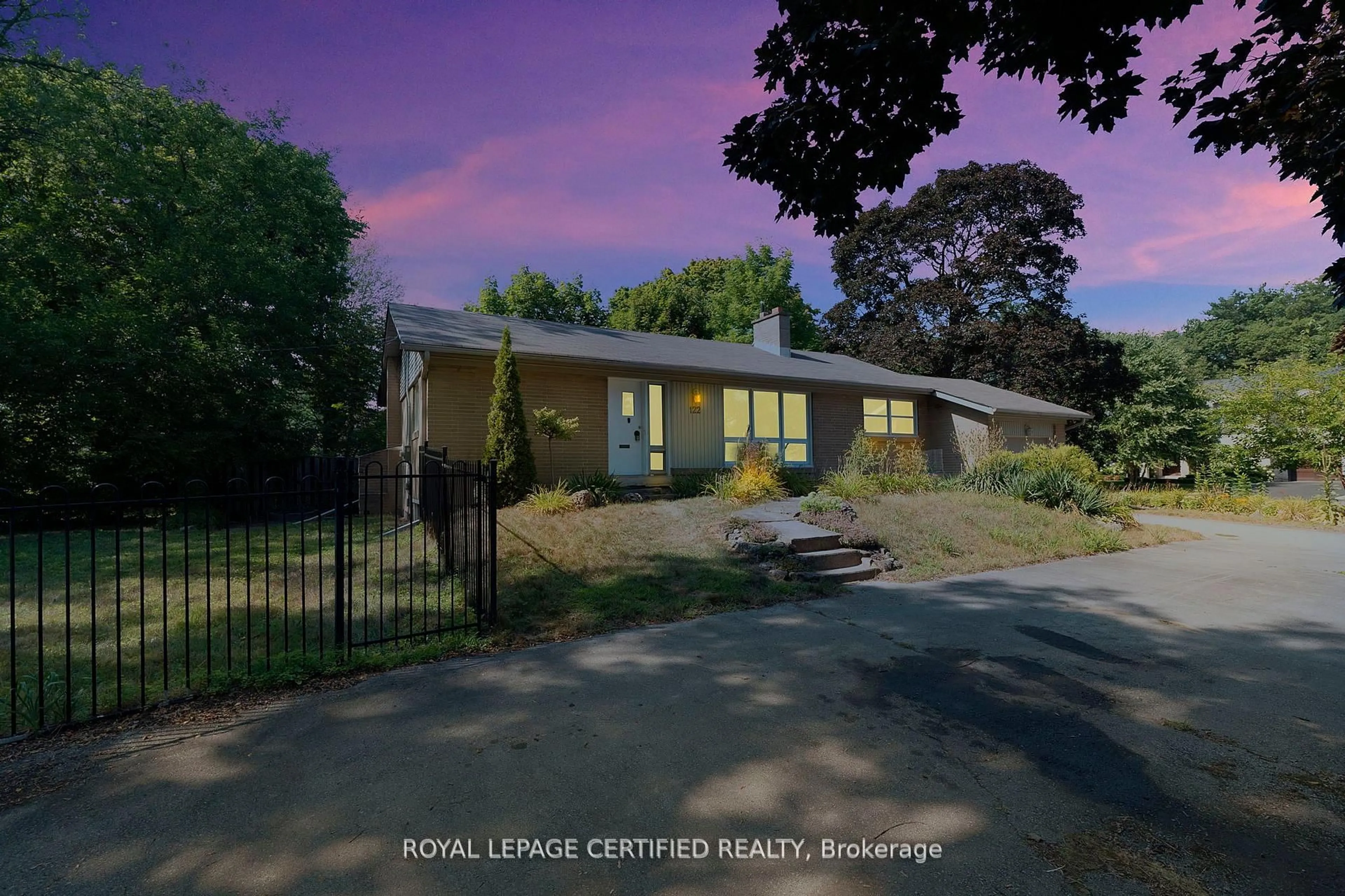 A pic from outside/outdoor area/front of a property/back of a property/a pic from drone, street for 122 Selgrove Cres, Oakville Ontario L6L 1L3