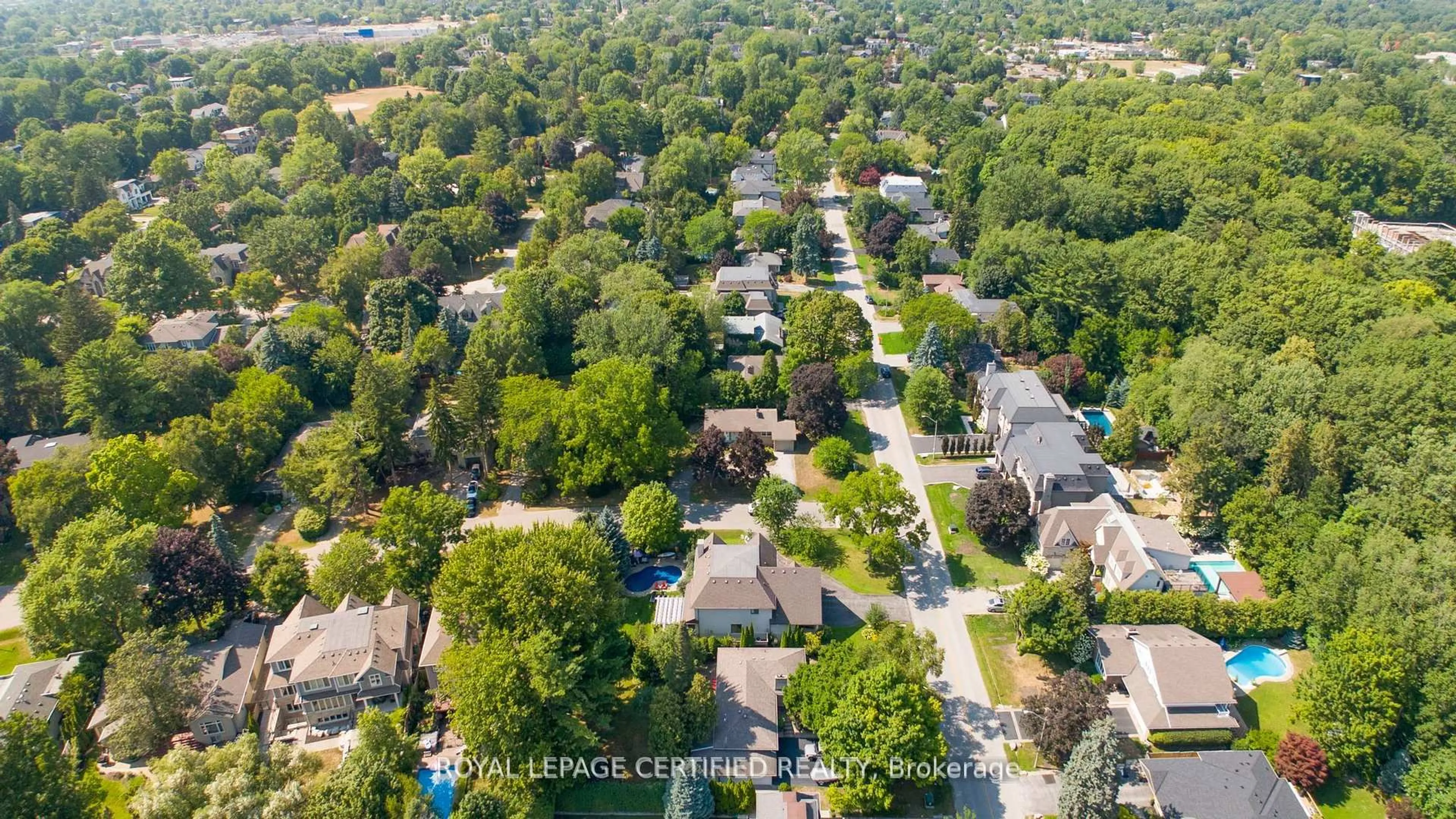 A pic from outside/outdoor area/front of a property/back of a property/a pic from drone, street for 122 Selgrove Cres, Oakville Ontario L6L 1L3