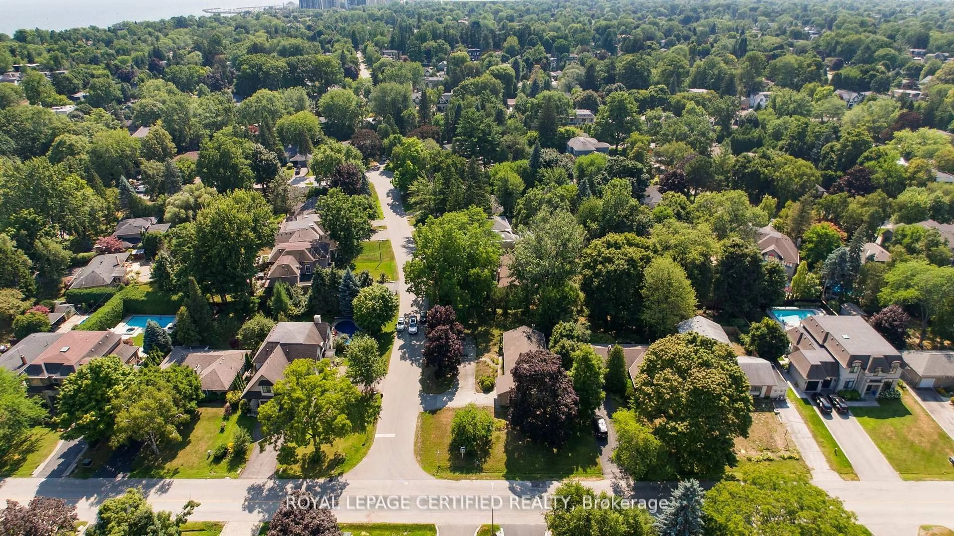 A pic from outside/outdoor area/front of a property/back of a property/a pic from drone, street for 122 Selgrove Cres, Oakville Ontario L6L 1L3