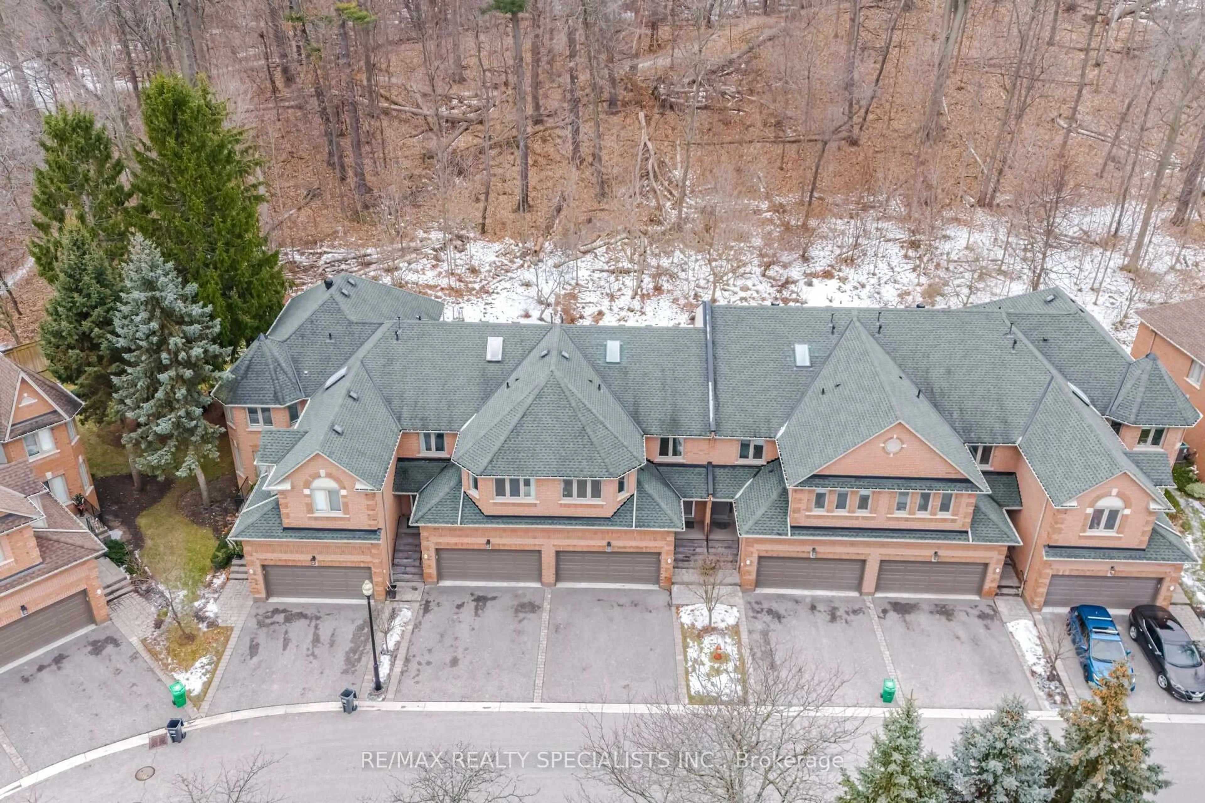 A pic from outside/outdoor area/front of a property/back of a property/a pic from drone, mountain view for 1905 Broad Hollow Gate #38, Mississauga Ontario L5L 3T4