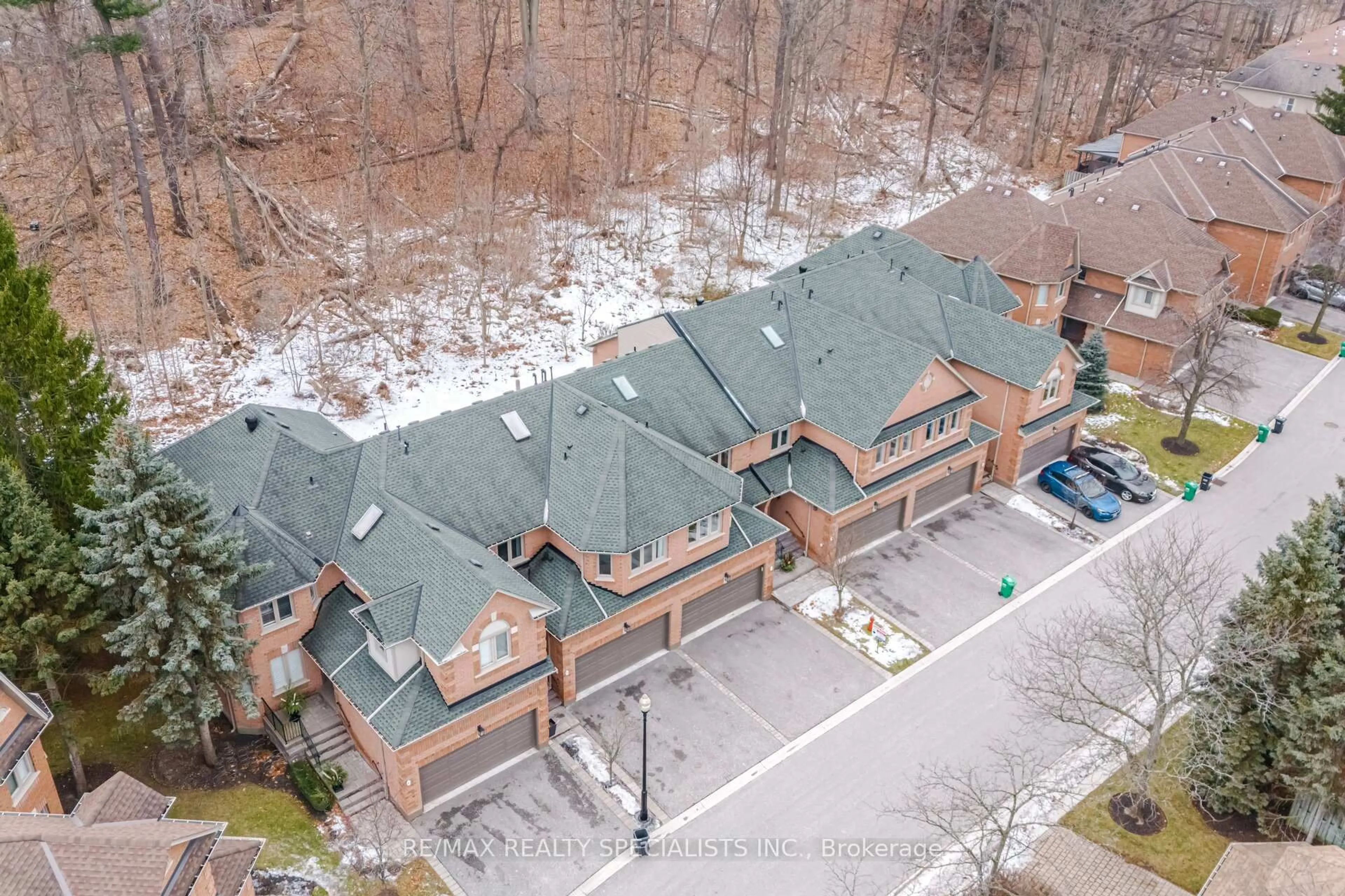A pic from outside/outdoor area/front of a property/back of a property/a pic from drone, building for 1905 Broad Hollow Gate #38, Mississauga Ontario L5L 3T4