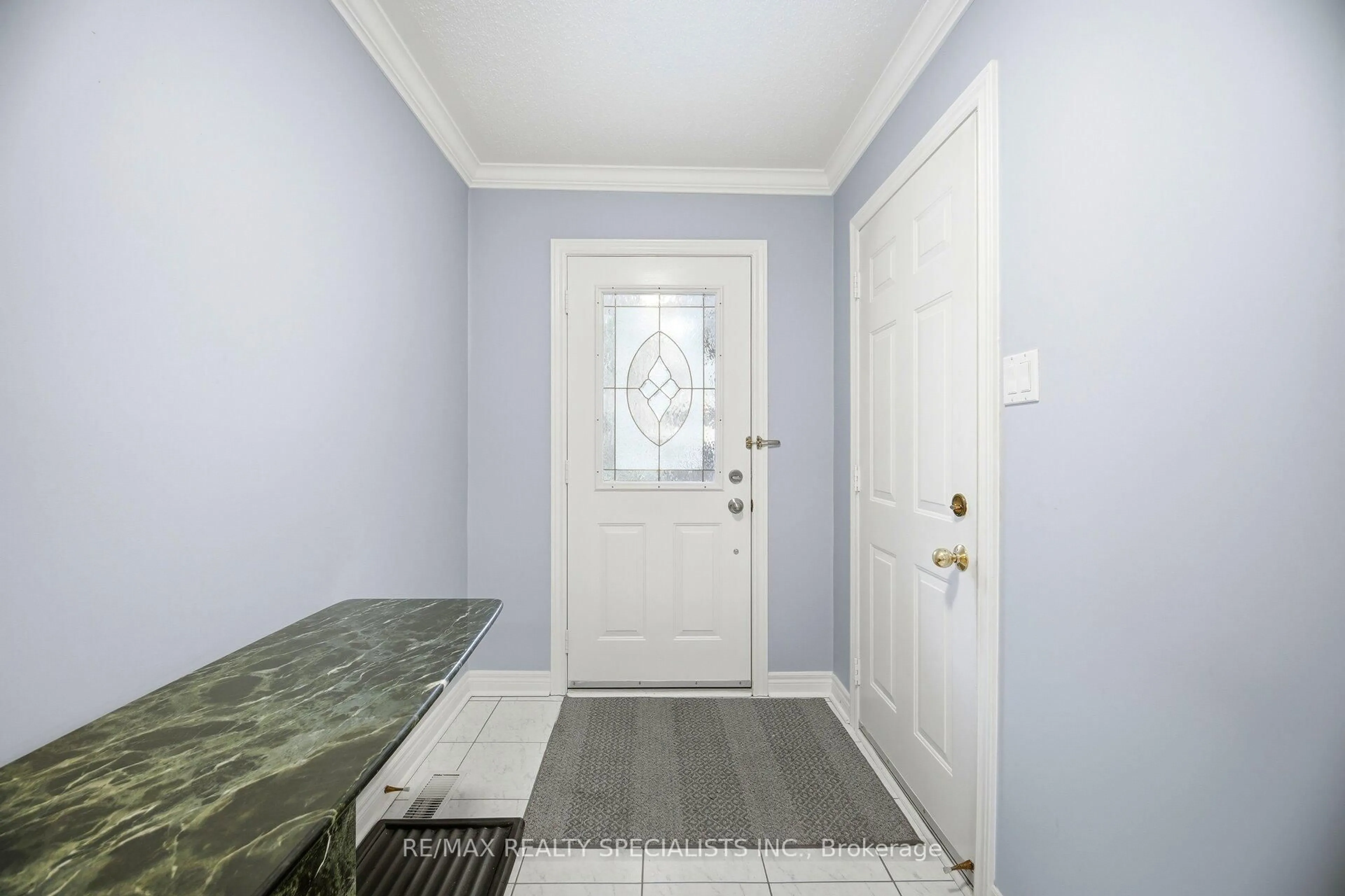 Indoor entryway for 1905 Broad Hollow Gate #38, Mississauga Ontario L5L 3T4