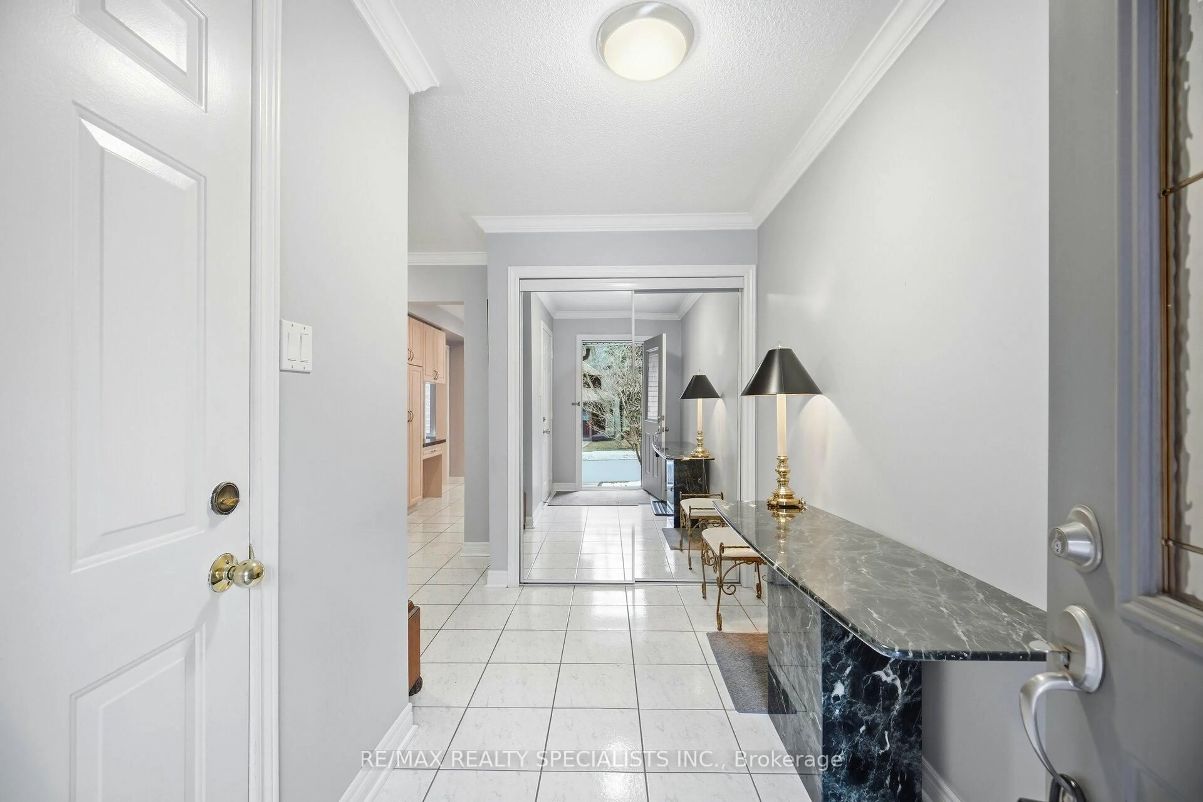 Indoor foyer for 1905 Broad Hollow Gate #38, Mississauga Ontario L5L 3T4