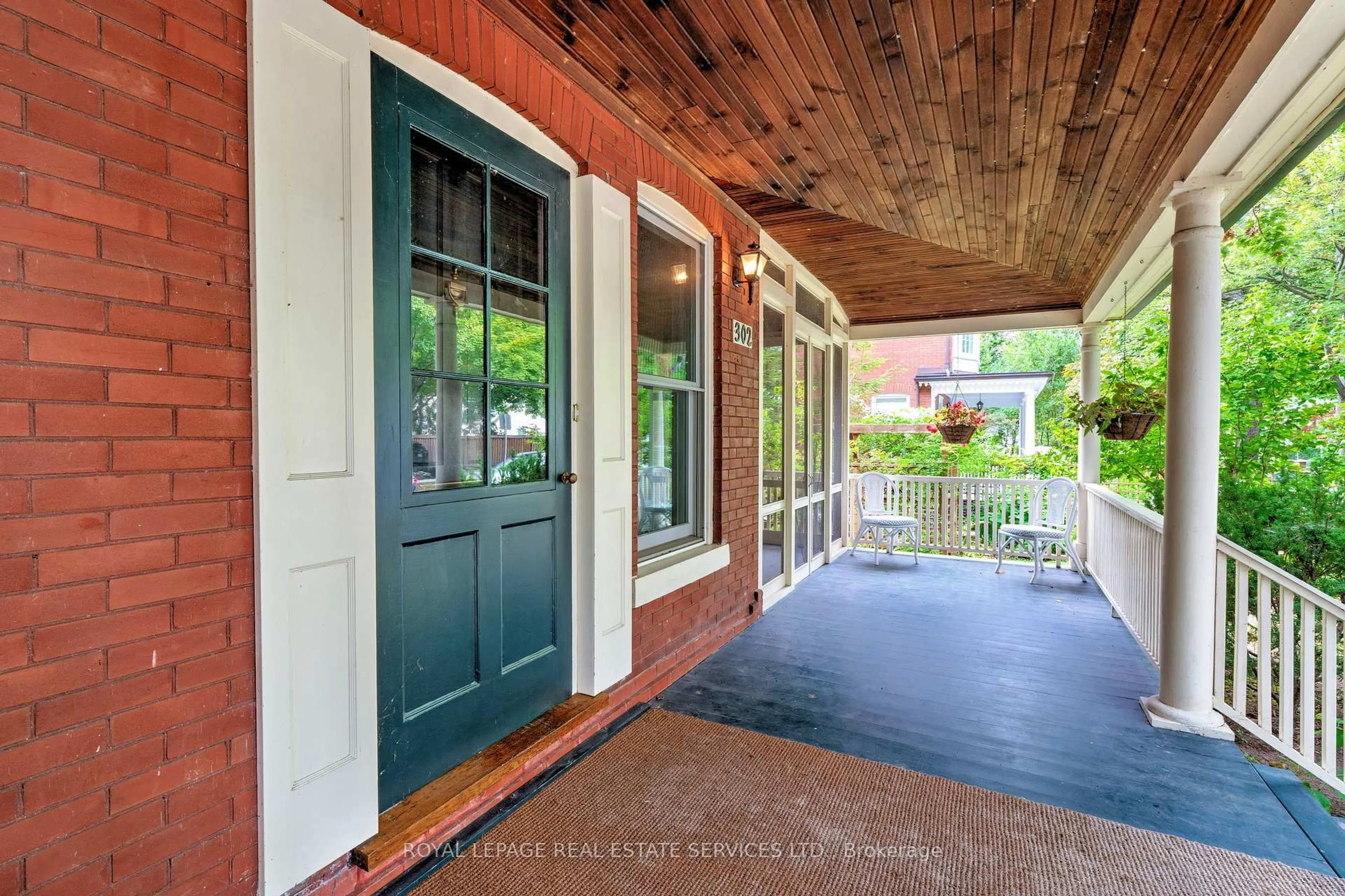 Indoor entryway for 302 William St, Oakville Ontario L6J 1E4