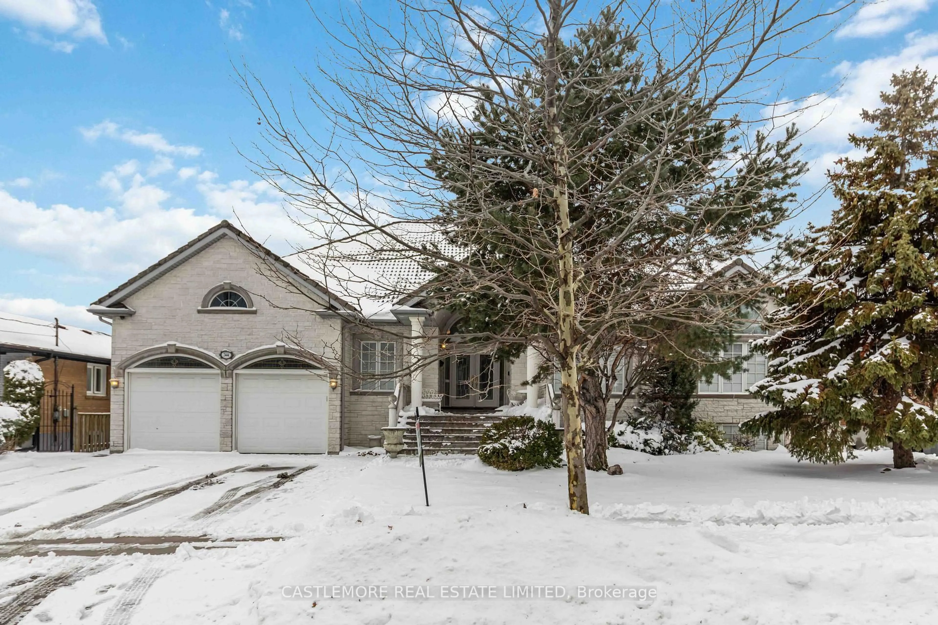 A pic from outside/outdoor area/front of a property/back of a property/a pic from drone, street for 2444 hensall St, Mississauga Ontario L5A 2T2