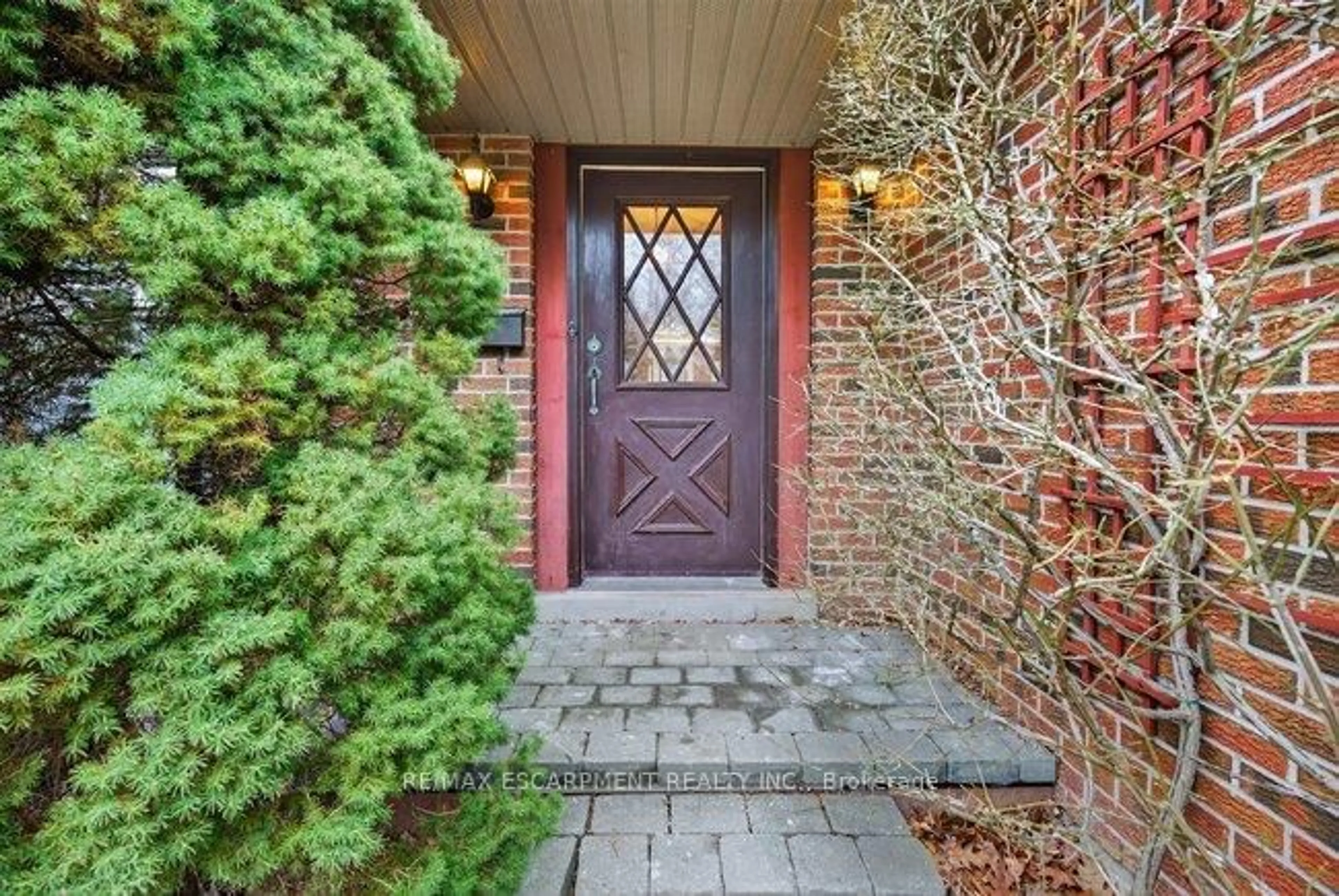 Indoor entryway for 179 Digby Rd, Oakville Ontario L6J 6A8