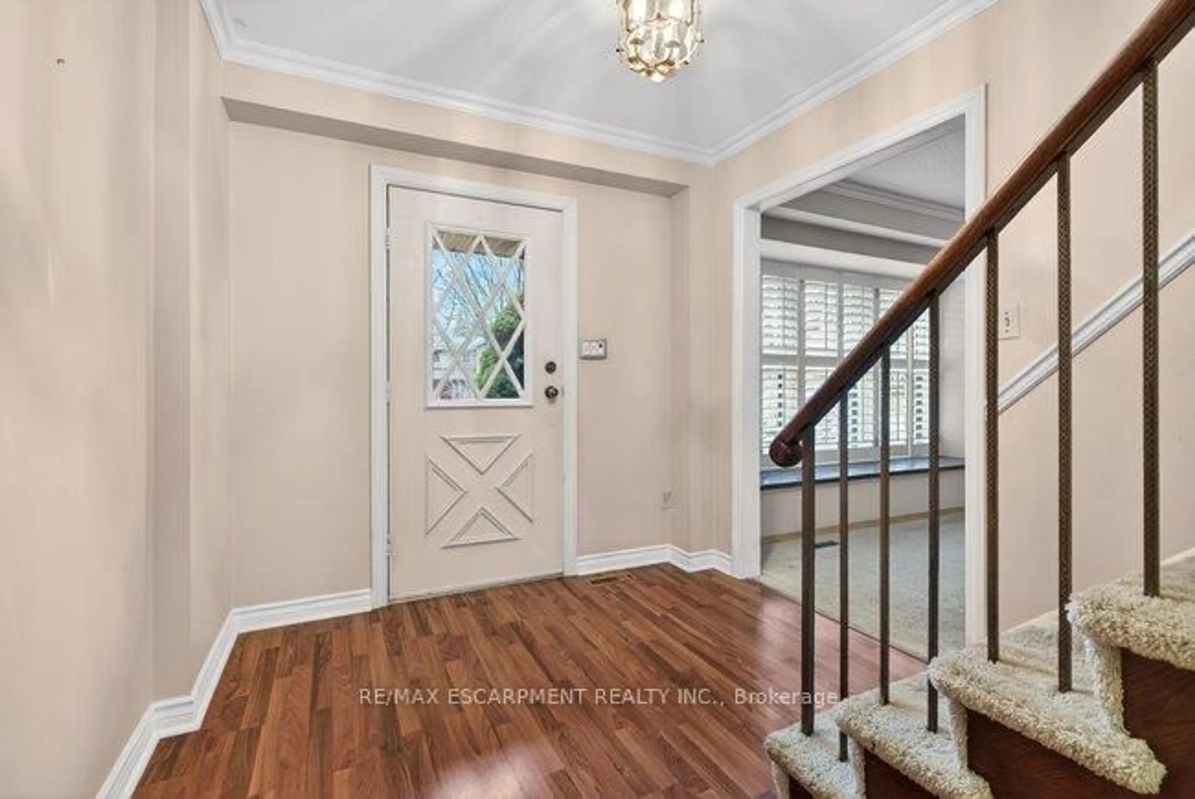 Indoor entryway for 179 Digby Rd, Oakville Ontario L6J 6A8