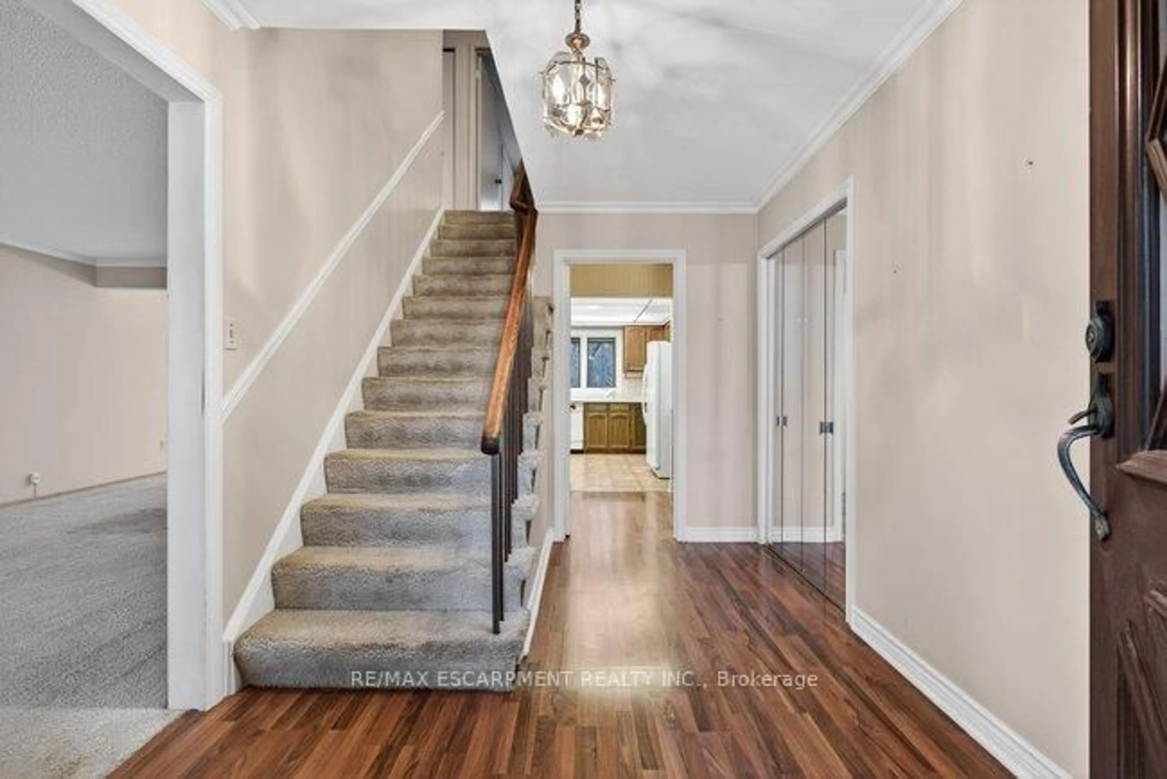 Indoor entryway for 179 Digby Rd, Oakville Ontario L6J 6A8