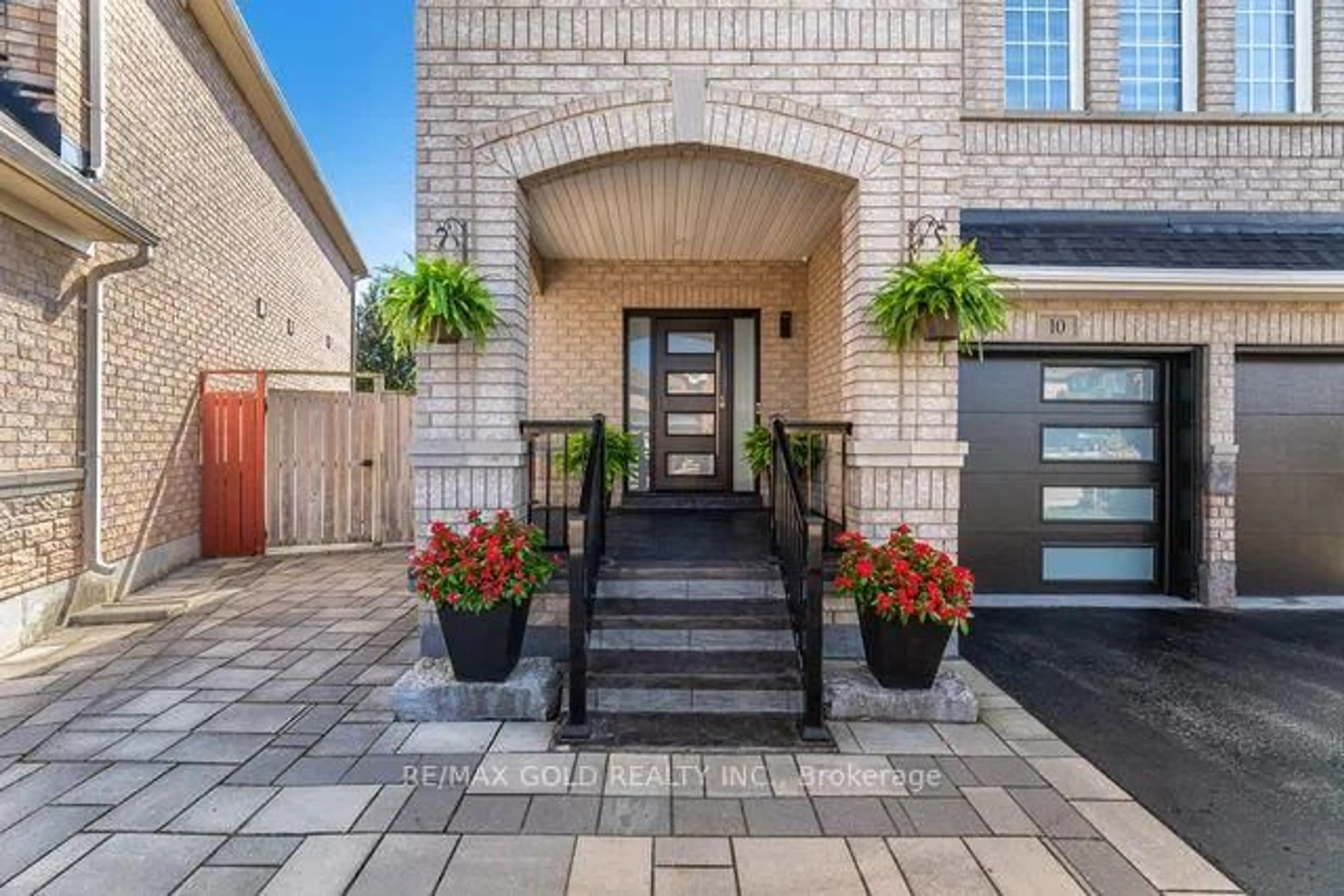 Indoor entryway for 10 Cloverlawn St, Brampton Ontario L7A 3X5